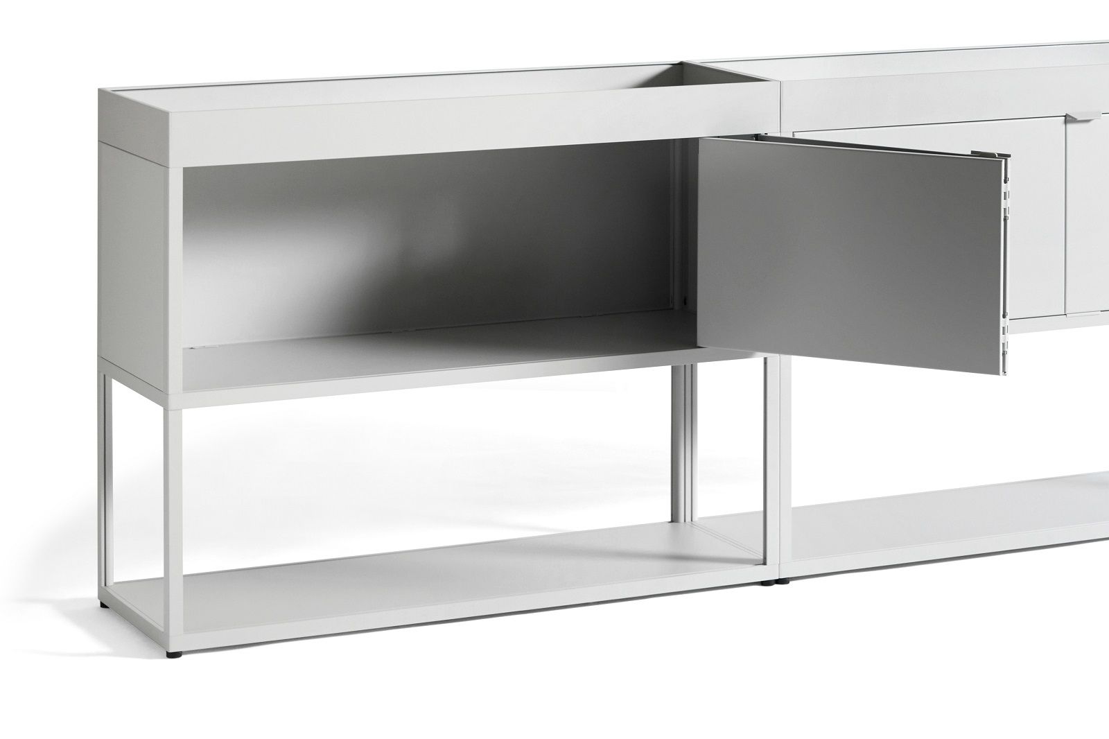 New Order Sideboard Kombination 203 Hay in Hellgrau mit offener Tür und Regalfächern.