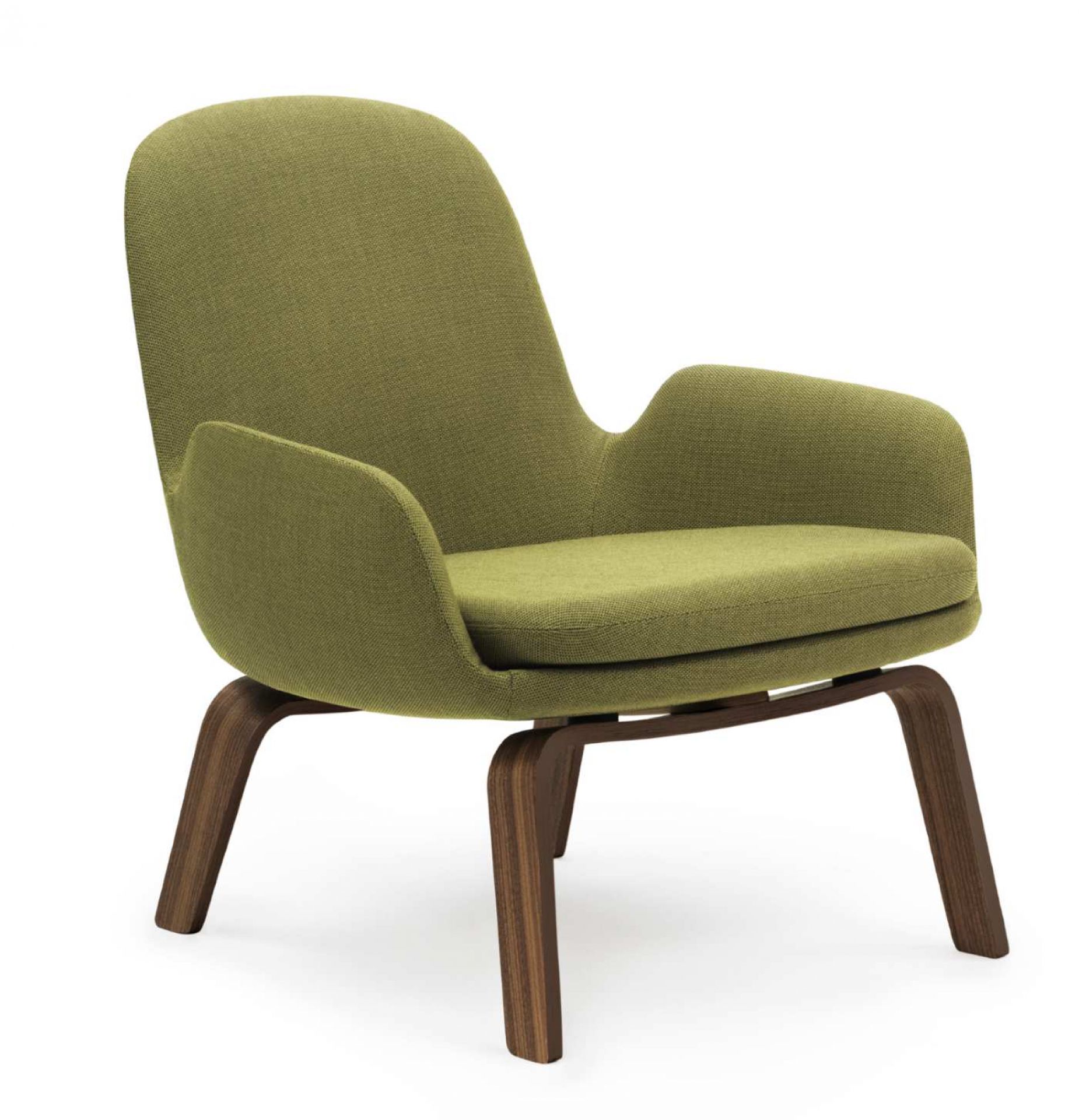 Normann Copenhagen Era Lounge Chair Sessel niedrig in Olivgrün mit Holzfuß auf weißem Hintergrund.