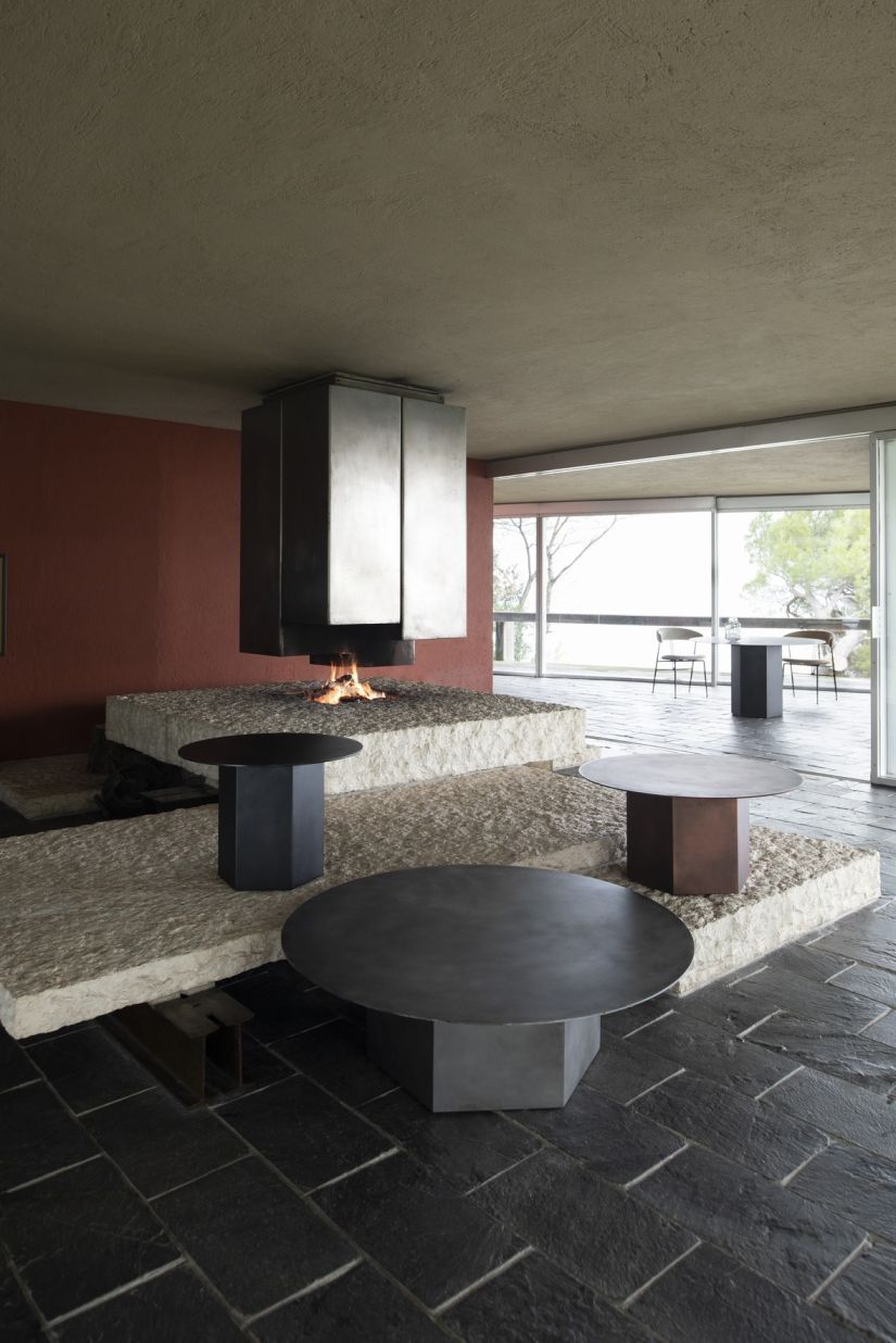 Epic Coffee Table Couchtisch Midnight Black Stahl von Gubi in modernem Wohnzimmer mit Kamin.