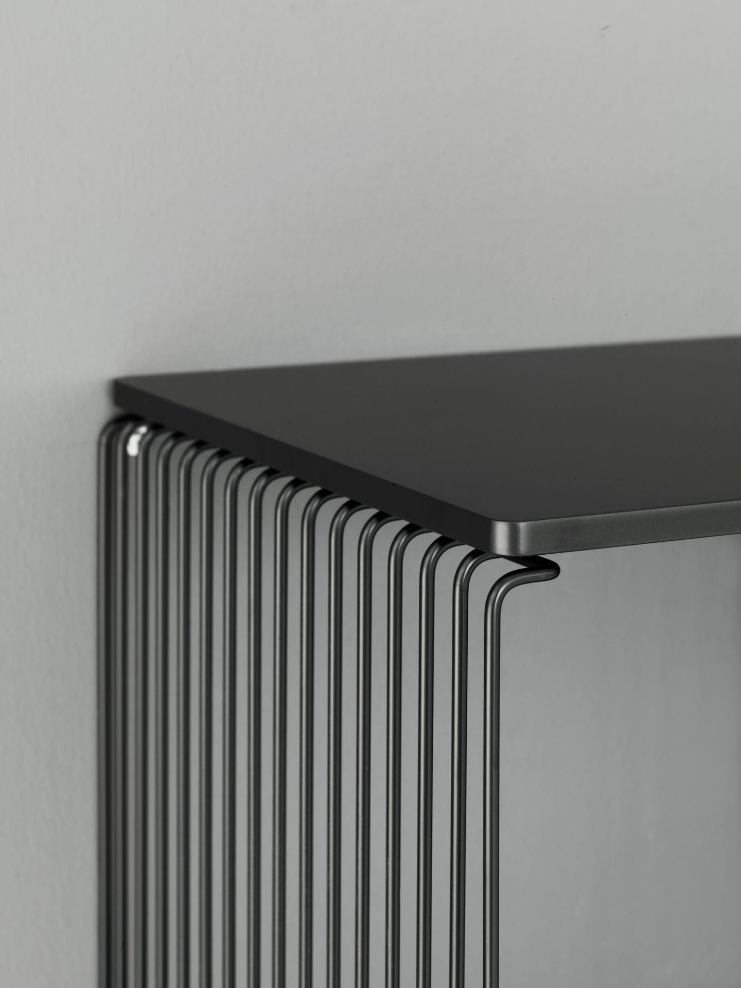 Detailaufnahme: Grauer Panton Wire Cube Beistelltisch/Couchtisch von Montana mit filigranem Drahtgestell und Tischplatte.