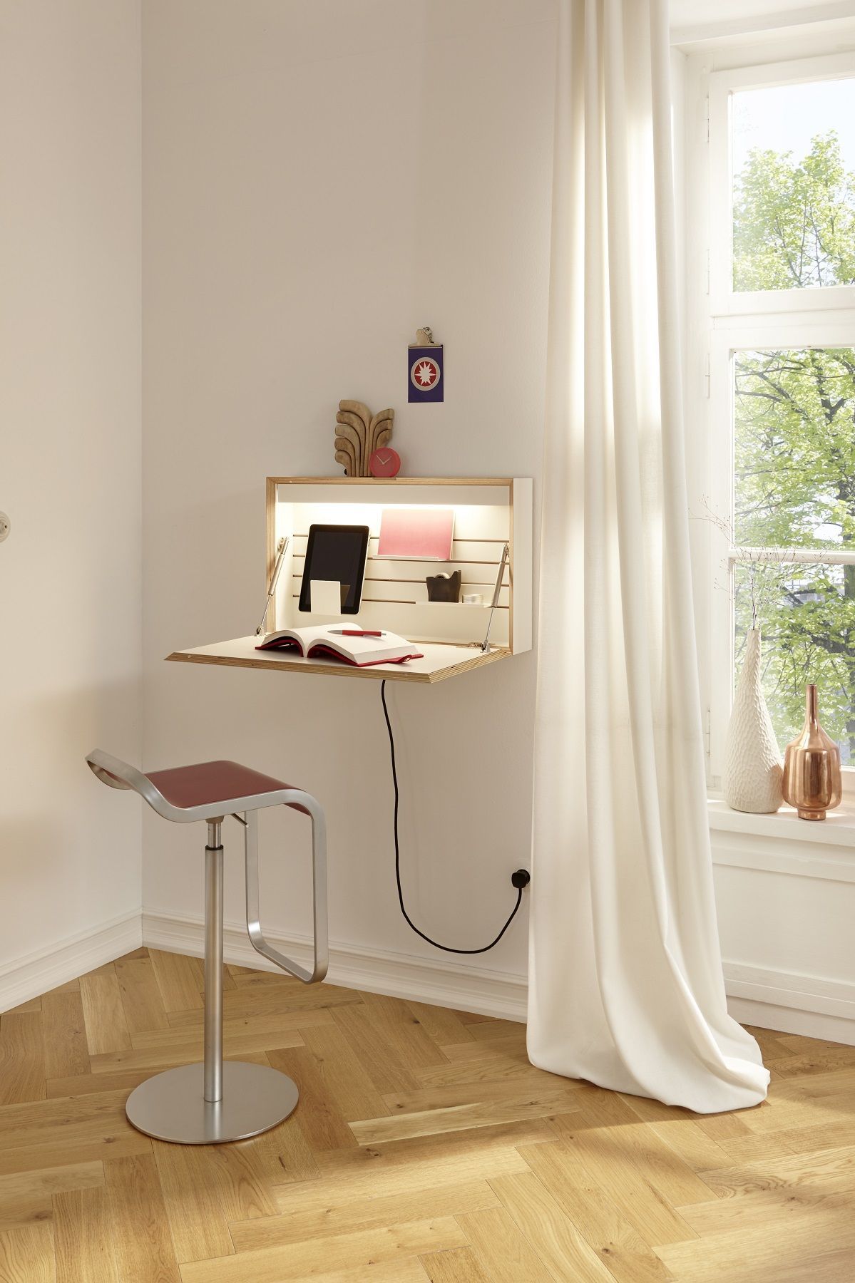Flatbox Sekretär von Müller Möbelwerkstätten, minimalistischer Wandsekretär mit Arbeitsfläche, Regal und rotem Barhocker im modernen Interieur.
