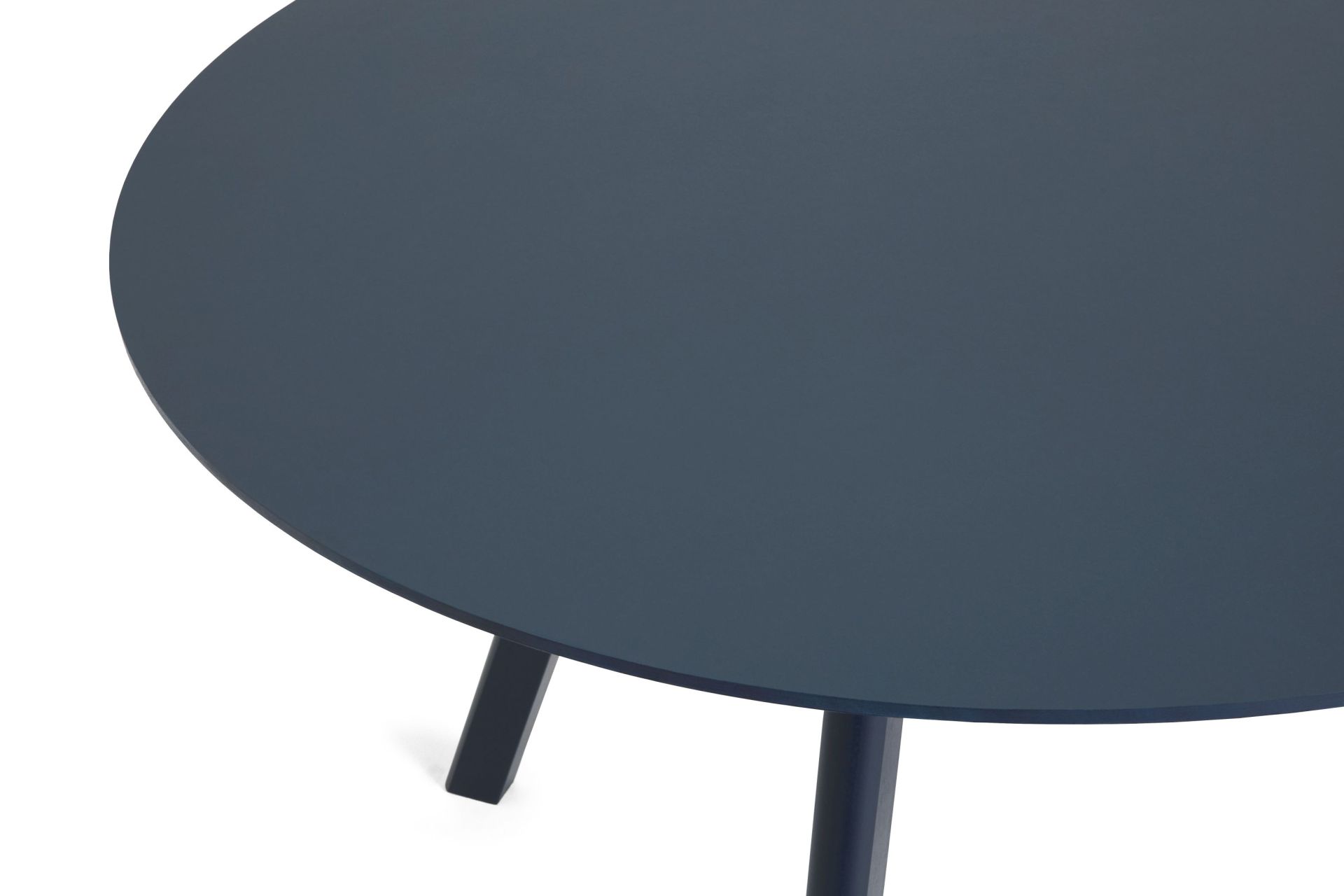 Nahaufnahme des runden Copenhague Table CPH 25 Tisches von Hay in dunklem Blau.