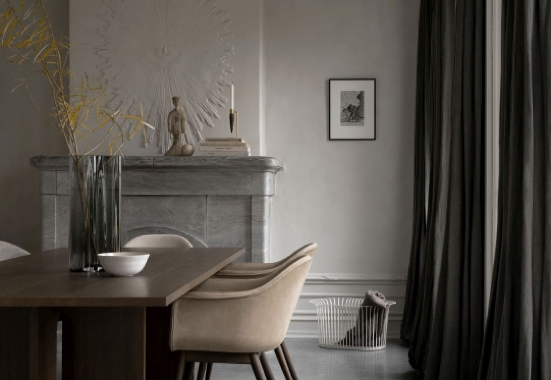 Androgyne Esstisch von Audo, rechteckig, aus Holz, mit Stühlen in einem stilvollen Esszimmer.