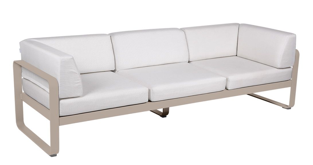 Bellevie Outdoor Sofa von Fermob, 3-Sitzer mit beigen Aluminiumrahmen und weißen Polsterkissen für Garten und Terrasse.