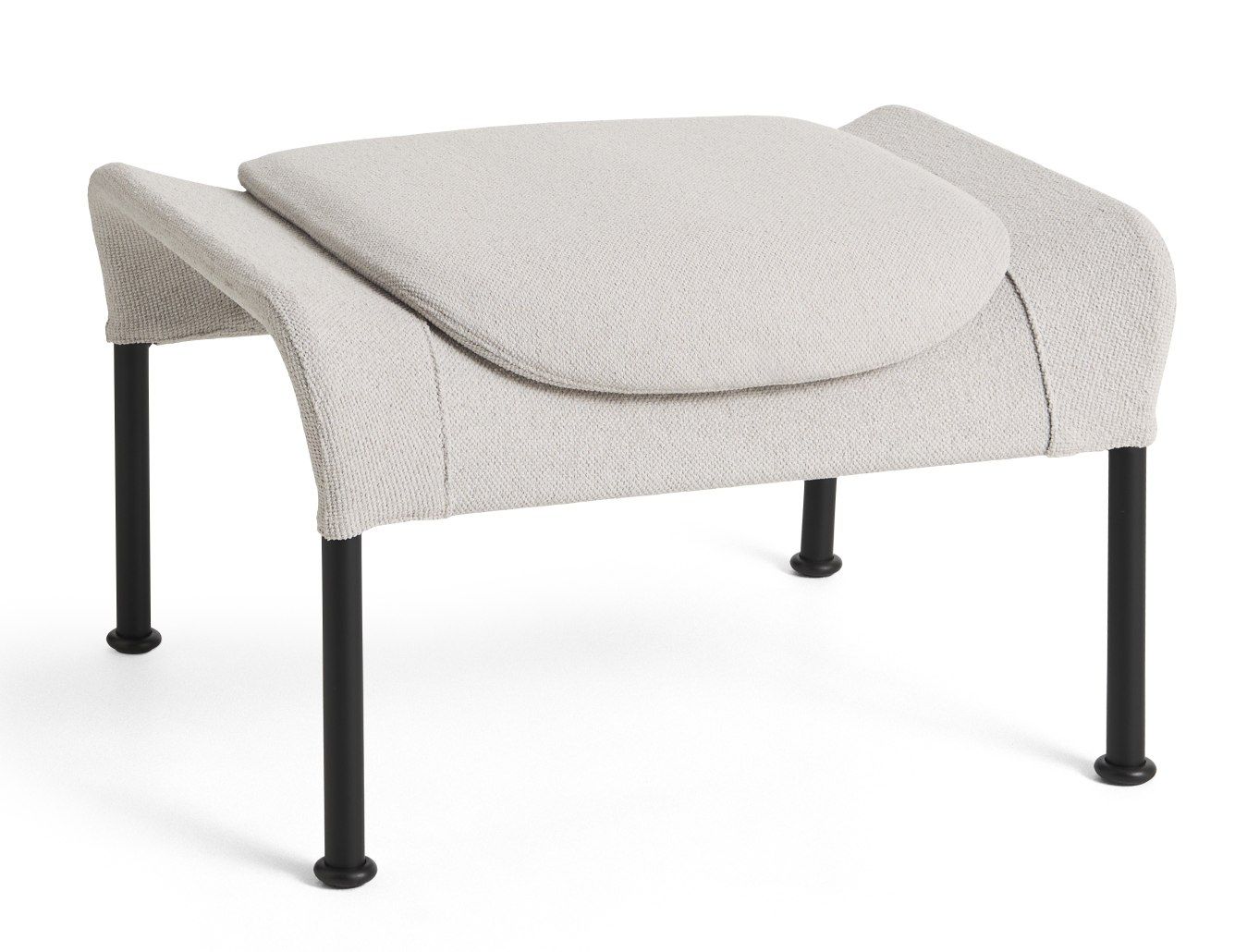 02 Ottoman Hay: Moderner, beiger Hocker mit schwarzem Metallgestell für Wohnzimmer und Wartebereiche.