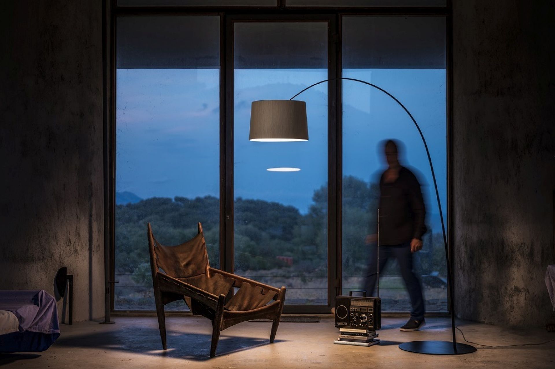 Twiggy Wood LED Stehleuchte von Foscarini in modernem Wohnzimmer mit Sessel und Fenster.