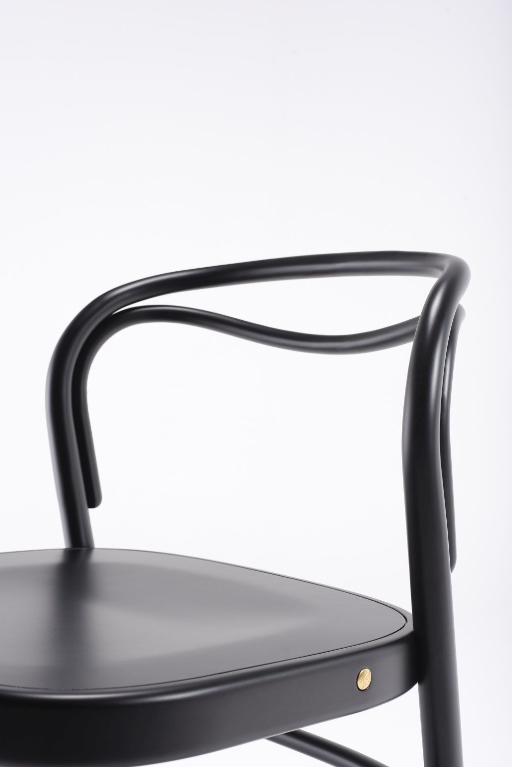 Detailaufnahme des schwarzen Beaulieu Stuhls von Wiener GTV Design, Fokus auf Sitzfläche und Rückenlehne.