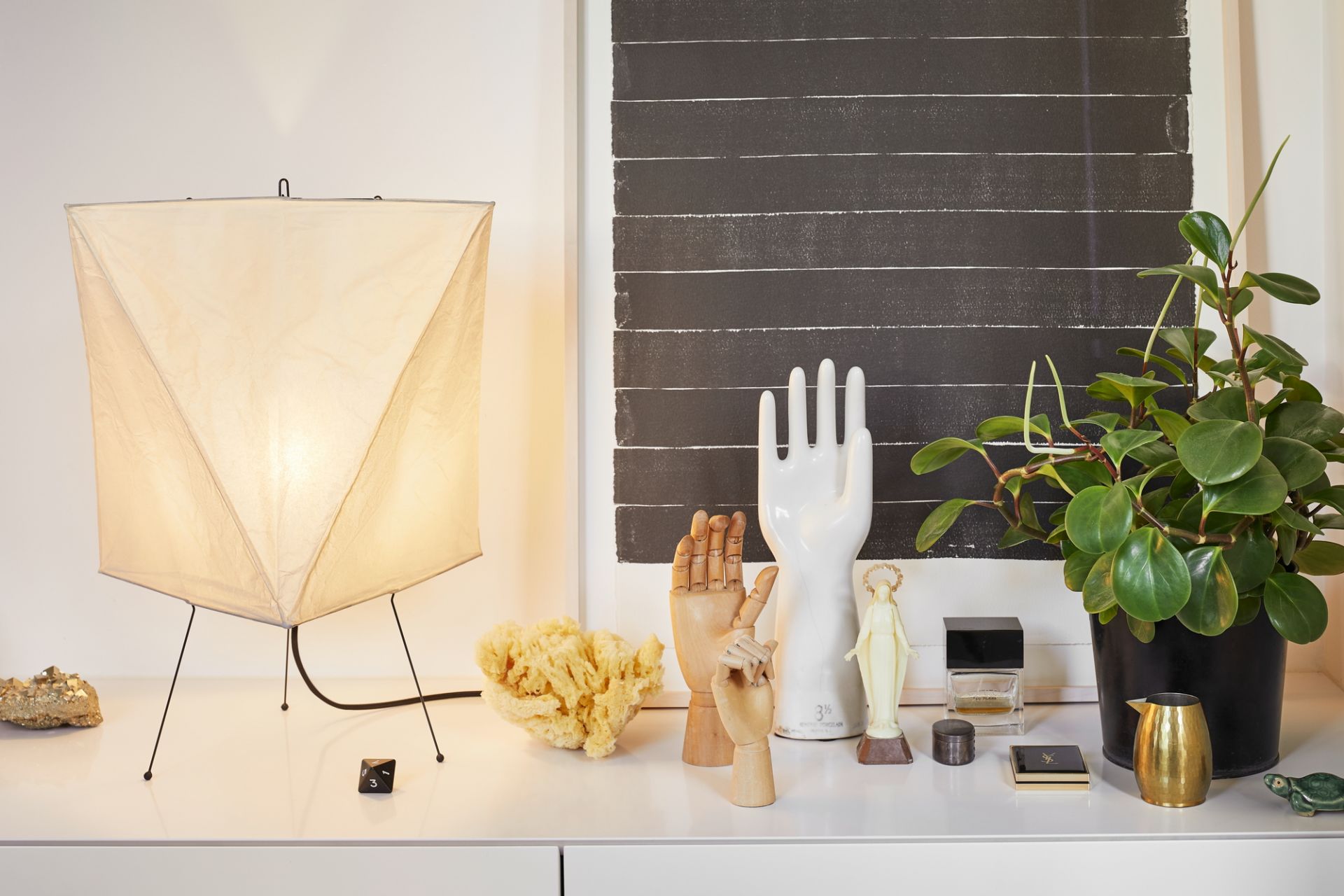 Nahaufnahme der Akari Tischleuchte YA2 von Vitra, mit Papierlampenschirm und filigranem Gestell.