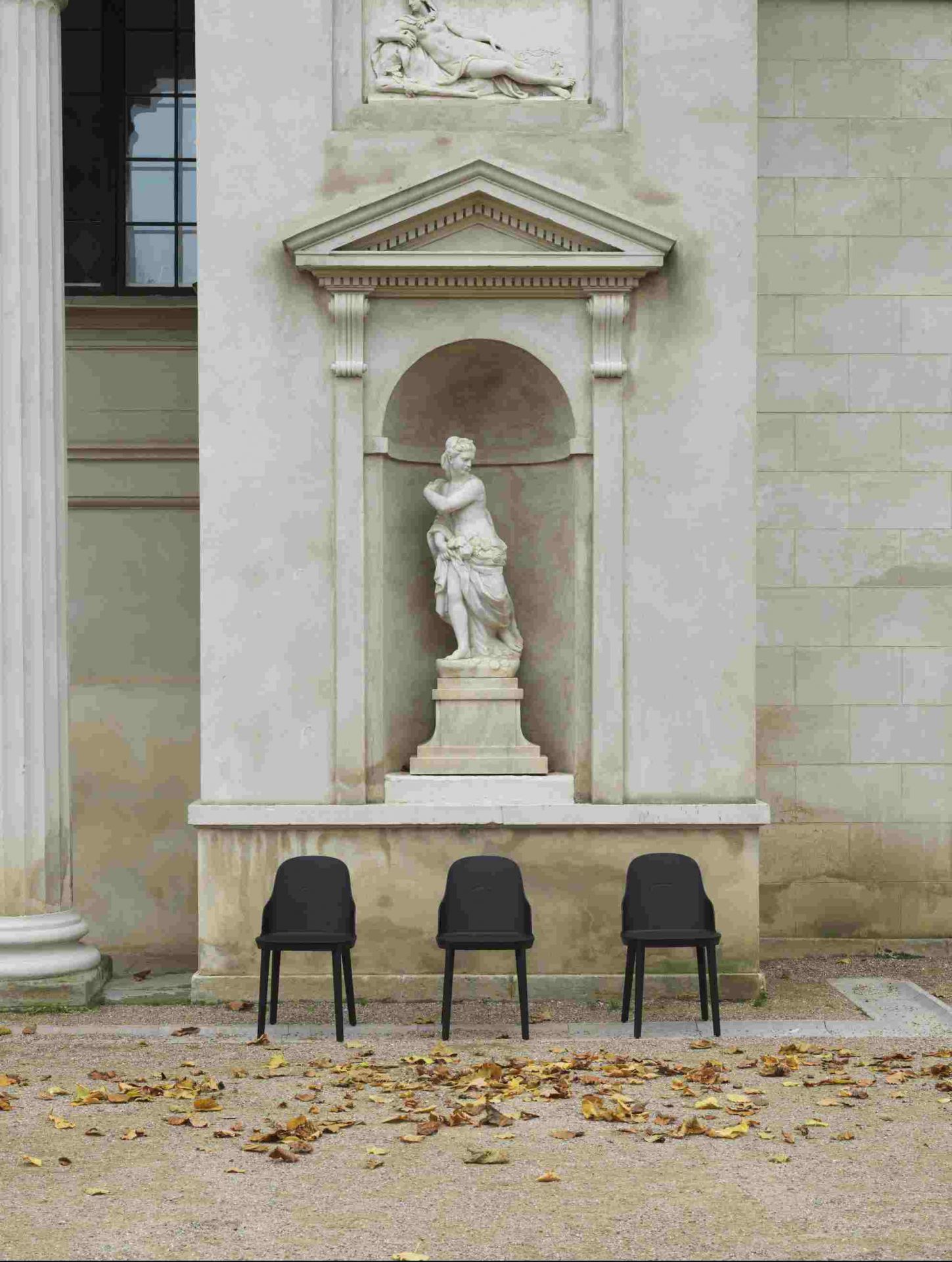 Drei schwarze Allez Chair PP Stühle von Normann Copenhagen vor einer Wand mit einer Statue.