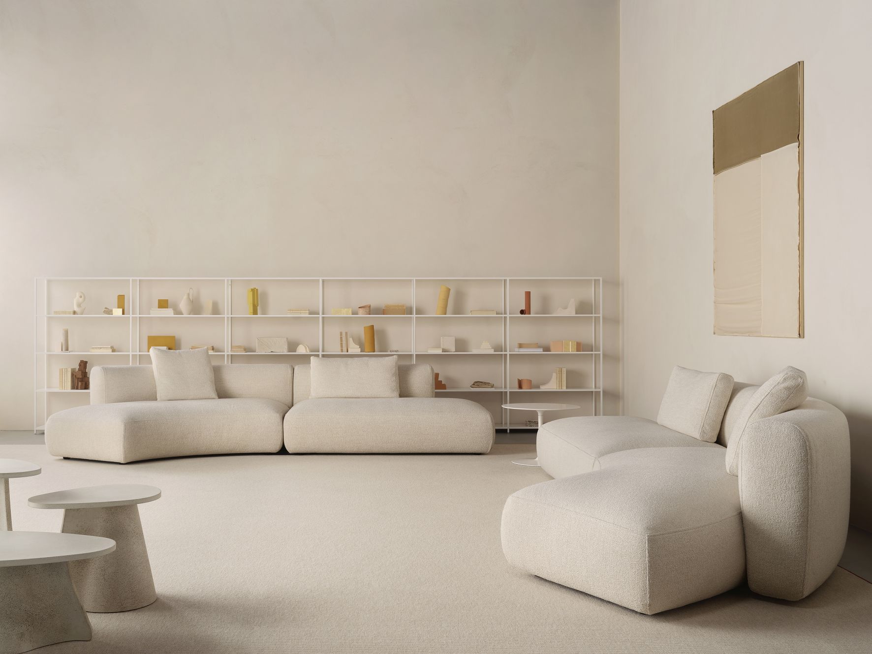 Helles Wohnzimmer mit modularem Sofa, Regal und Fossil Beistelltisch von MDF Italia im minimalistischen Design.