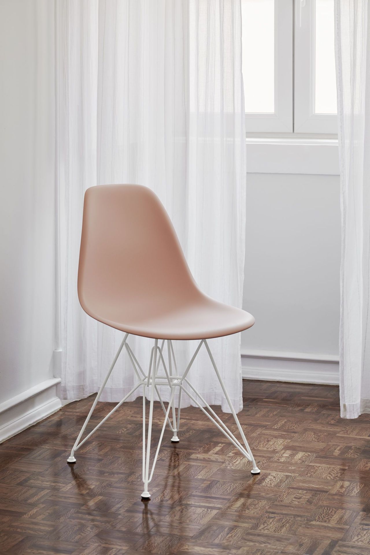 Eames Stuhl DSR von Vitra, Fiberglas Sitzschale in Rosa mit weißem Eiffel-Gestell.