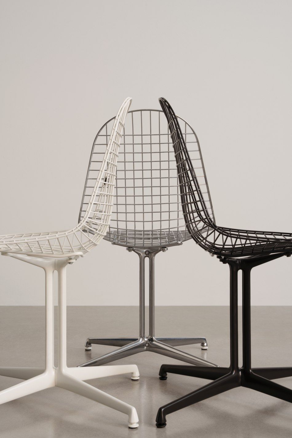 Vitra DKL Wire Chair Stuhl in Schwarz, Weiß und Chrom, ungepolstert, modernes Design.