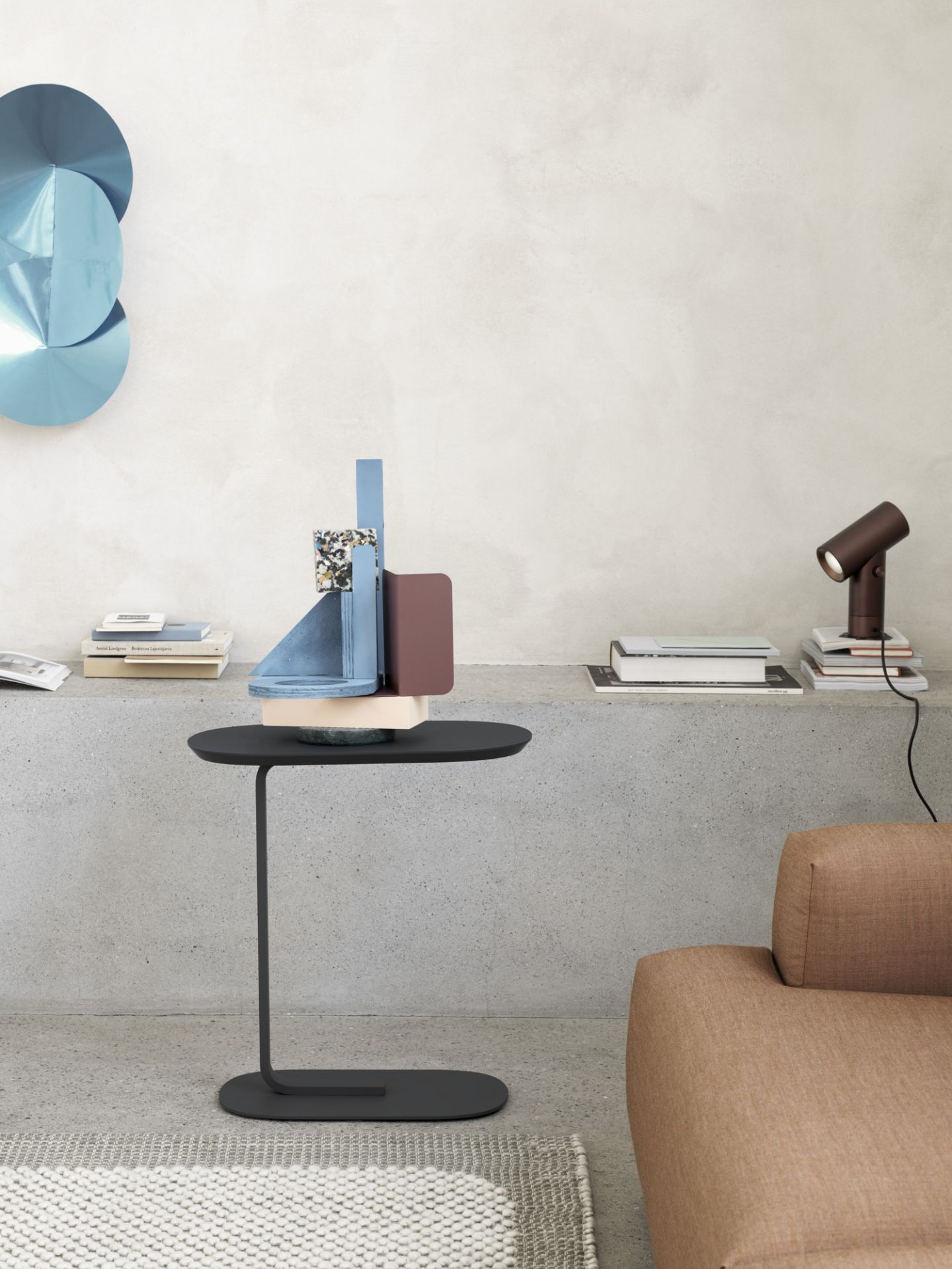 Nahaufnahme der modernen Muuto Beam Tischleuchte aus Aluminium in einem stilvollen Wohnambiente.