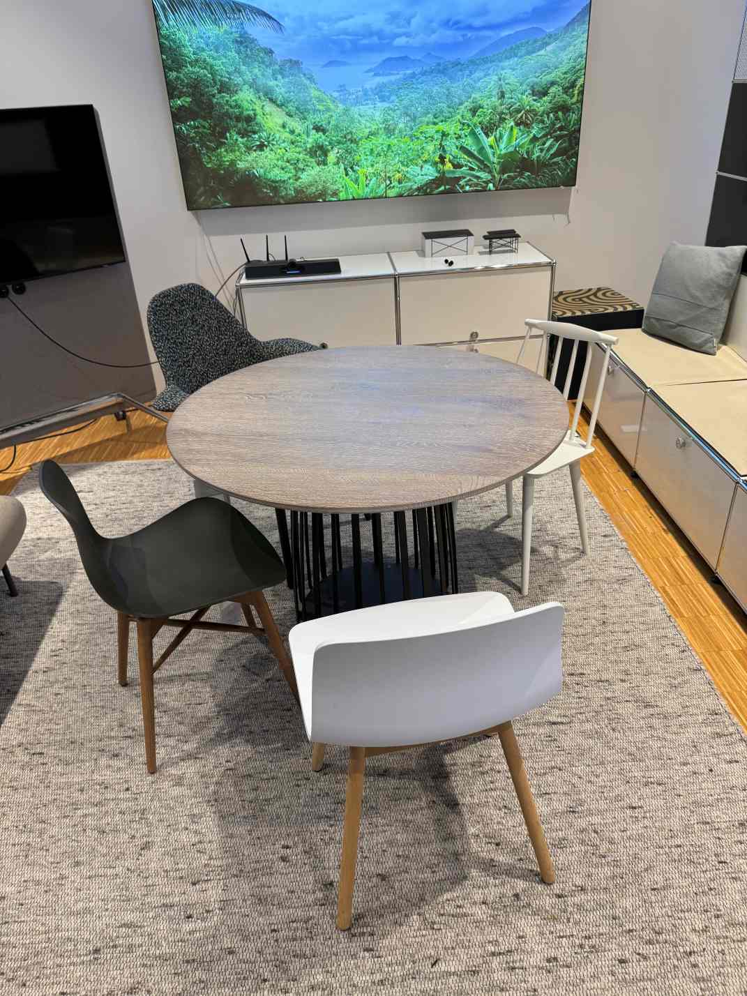 Runder Esstisch BC 07 Basket von Janua aus geräucherter Eiche mit Stühlen im modernen Wohnzimmer.