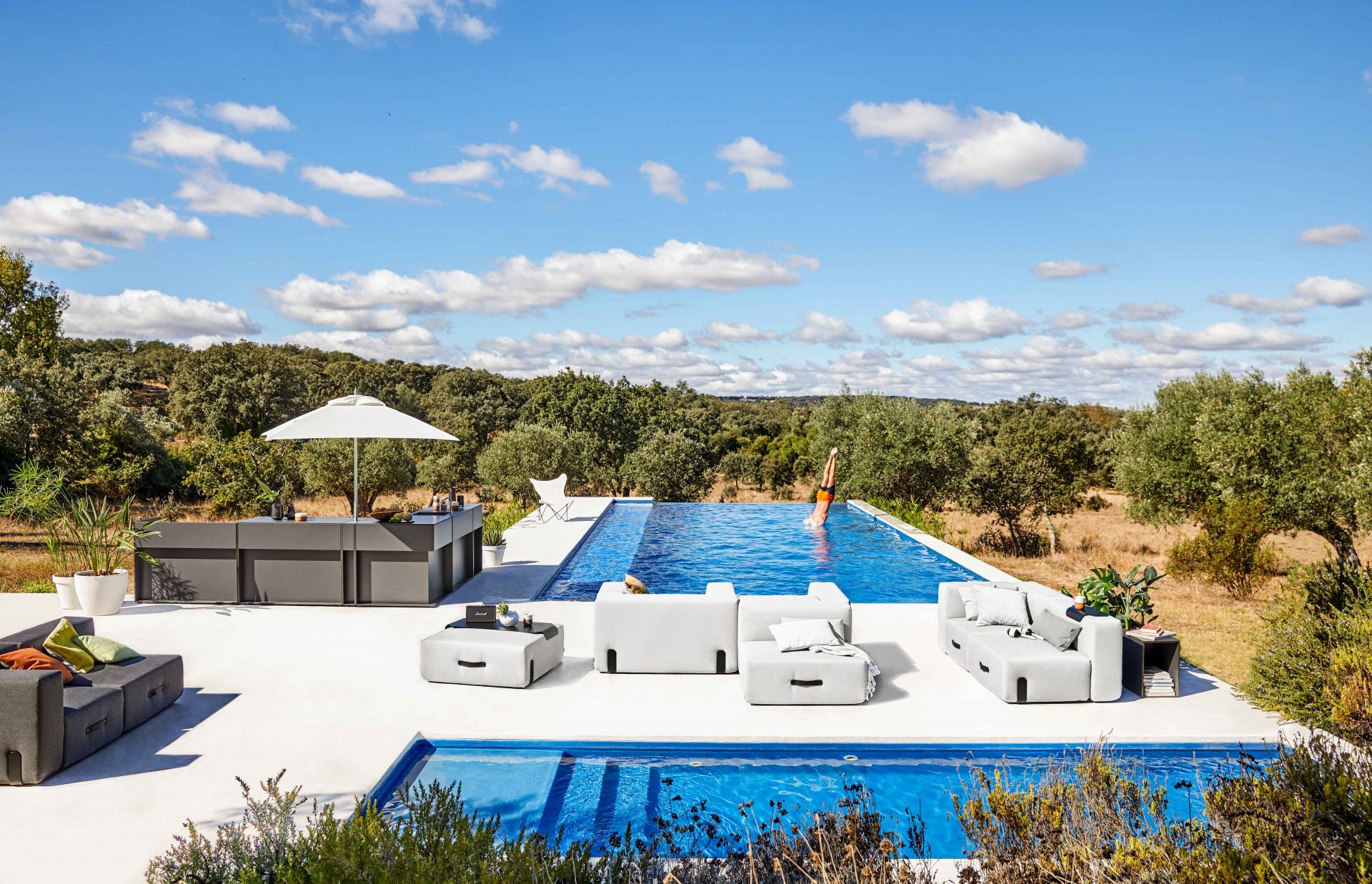 Miamia Outdoor Sofa Eckmodul von Conmoto neben Pool, modernes Design für Garten und Terrasse.