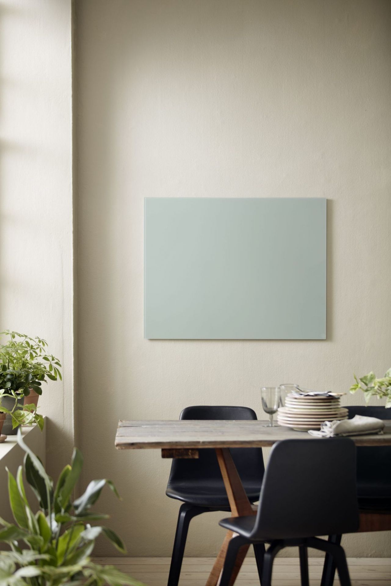 Helle Chat Board Classic Glastafel als magnetische Wandtafel über Esstisch mit Geschirr.