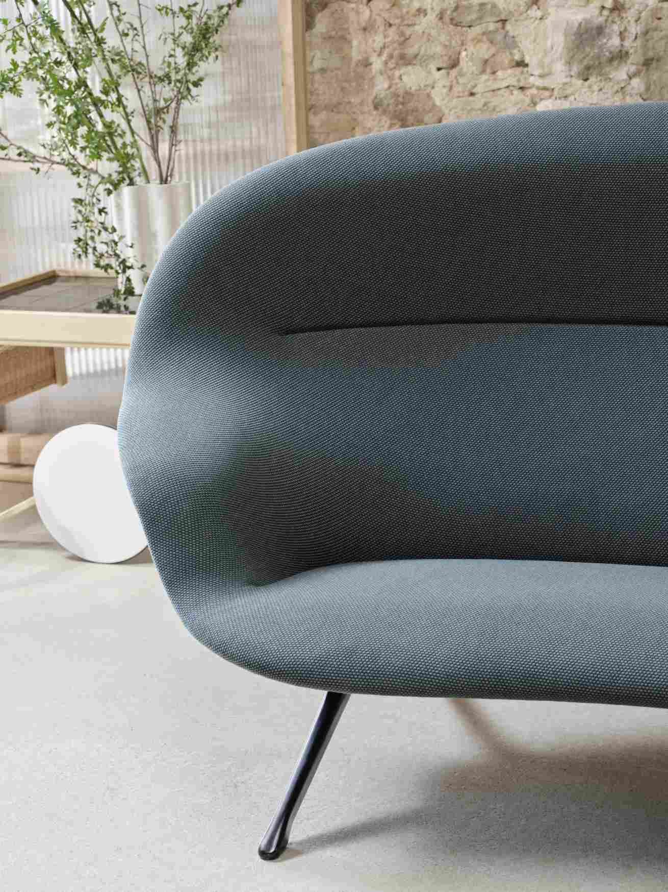 Detailaufnahme des Abalon Sofas von Vitra in blau-grauem Stoffbezug und schwarzen Metallbeinen.