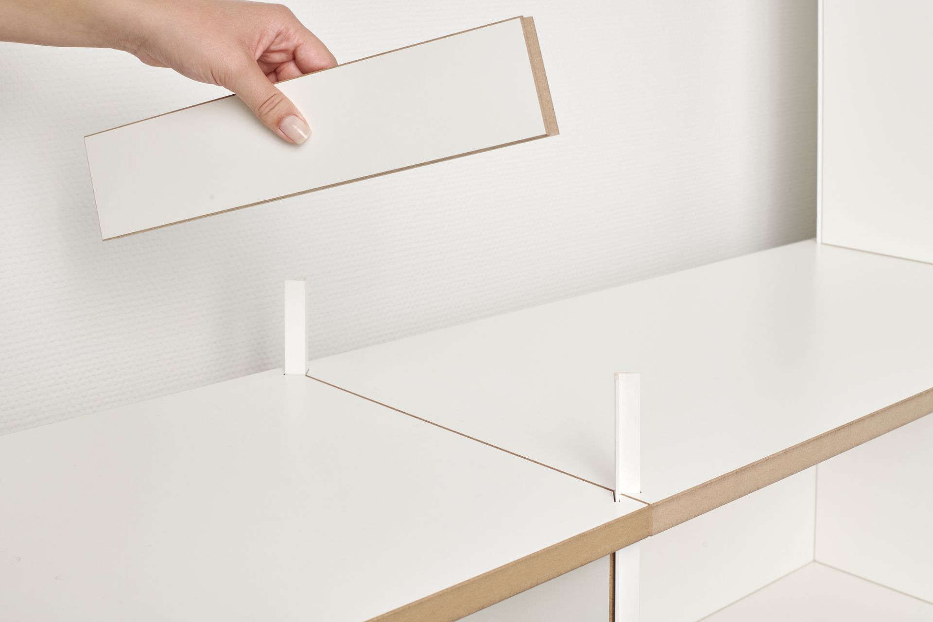 Hand montiert weißes Tojo Regal Grundmodul, flexibles Regalsystem für Wohnzimmer und Büro.