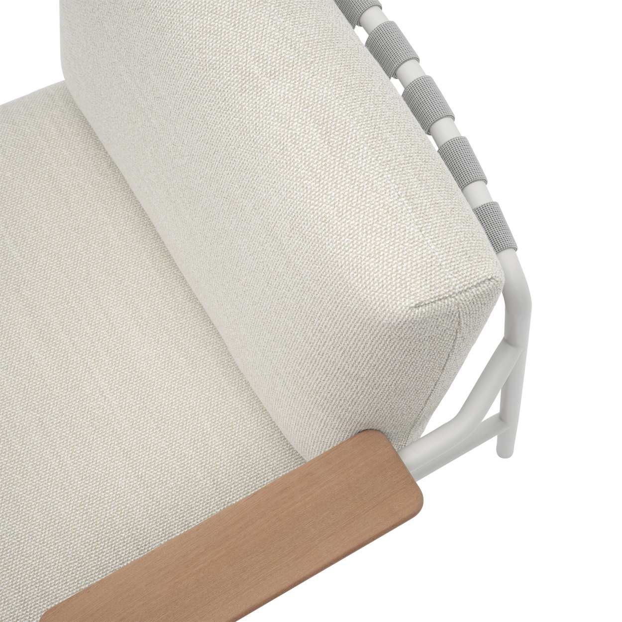 Detailaufnahme des Muuto Settle Lounge Chair Outdoor Sessels mit hellem Polsterstoff, Holzarmlehne und weißem Gestell.