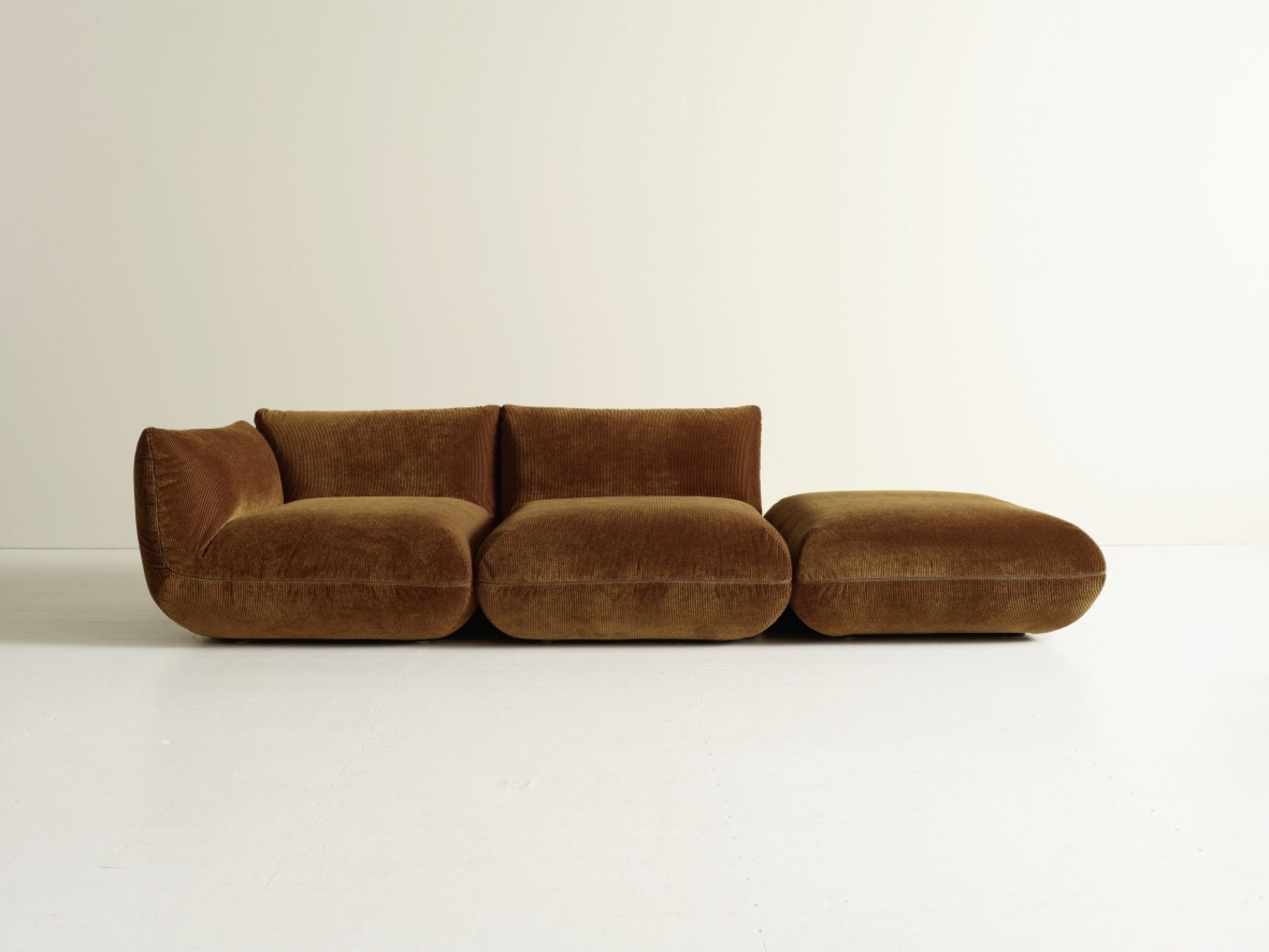 Jalis 21 Hocker Cor in Cordoptik, braun. Moderner Sitzhocker für Wohnzimmer und Lounges.
