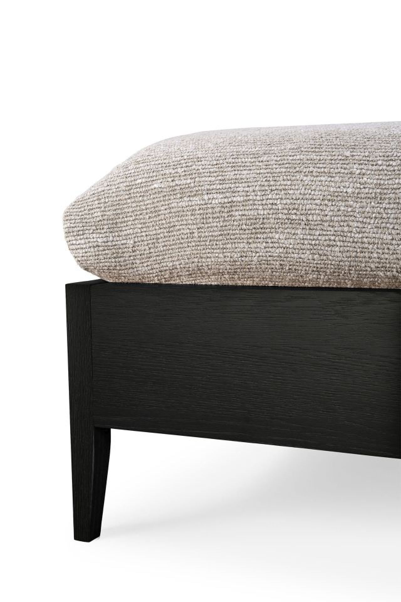 Detailaufnahme des Ethnicraft Spindle Bettes: Schwarzes Eichenholz mit beigem Kopfteil. Modernes Bettdesign.