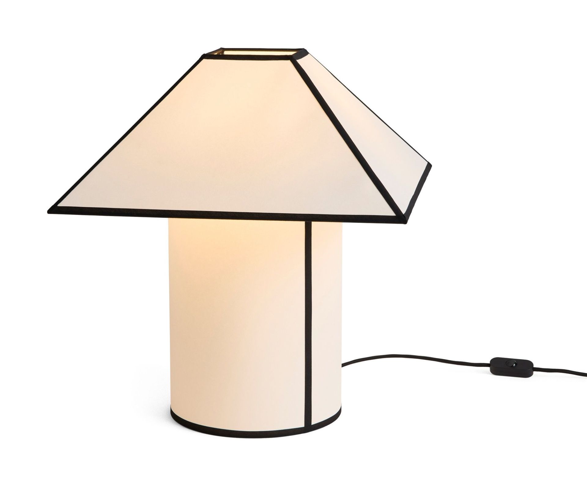 Nahaufnahme der Ava Pyramid Table Lamp Tischleuchte von Hay mit beigem Lampenschirm und schwarzem Rand.