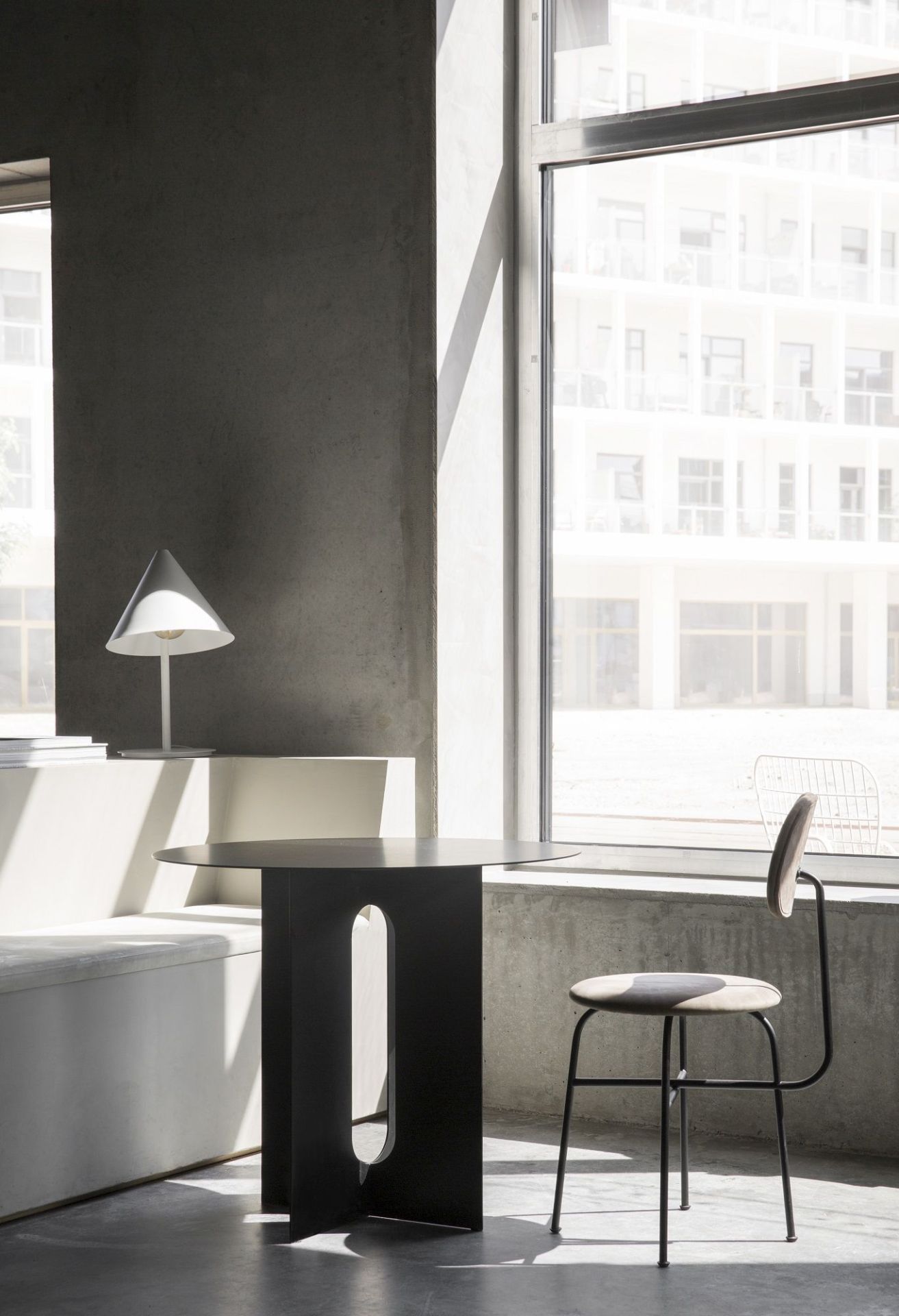 Afteroom Dining Chair Plus von Audo Copenhagen neben einem Tisch in einem hellen Raum.