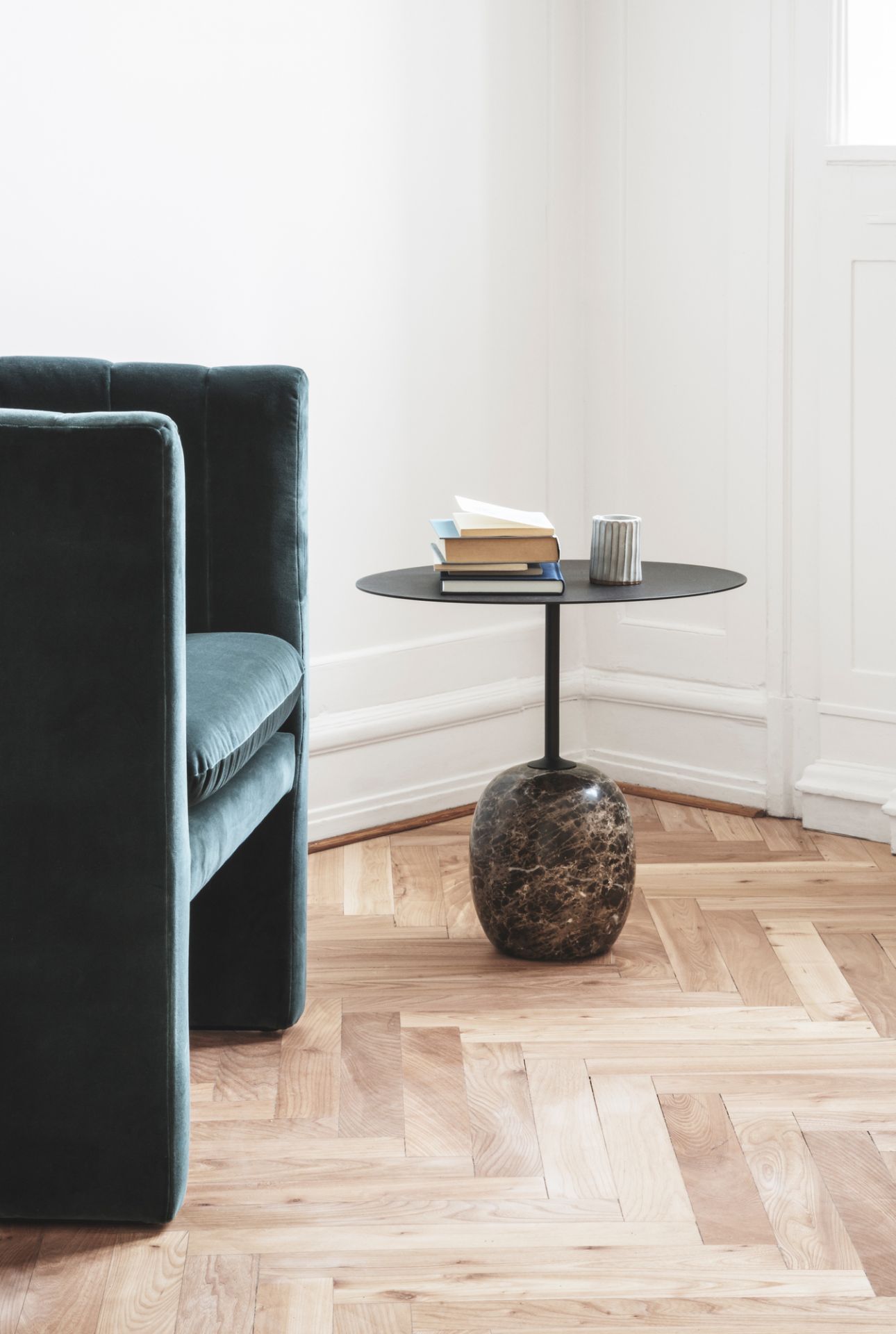 LATO Beistelltisch LN8 von Andtradition in Warm Black mit Marmorfuß neben einem Sessel.