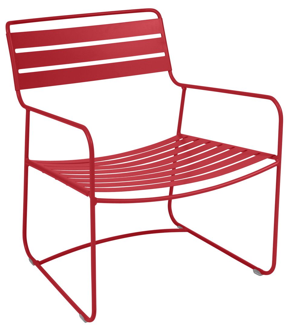 Roter Surprising Sessel von Fermob für den Außenbereich, moderner Lounge Sessel aus Metall.