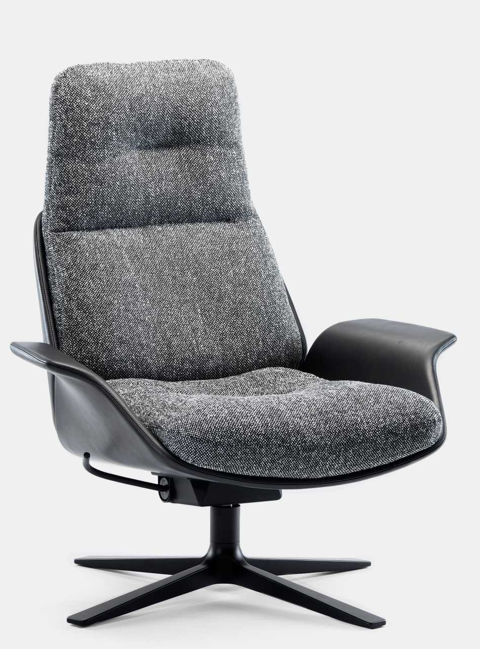 Rei Sessel von Prostoria, moderner Loungesessel mit grau meliertem Stoffbezug und schwarzem Drehfuß.