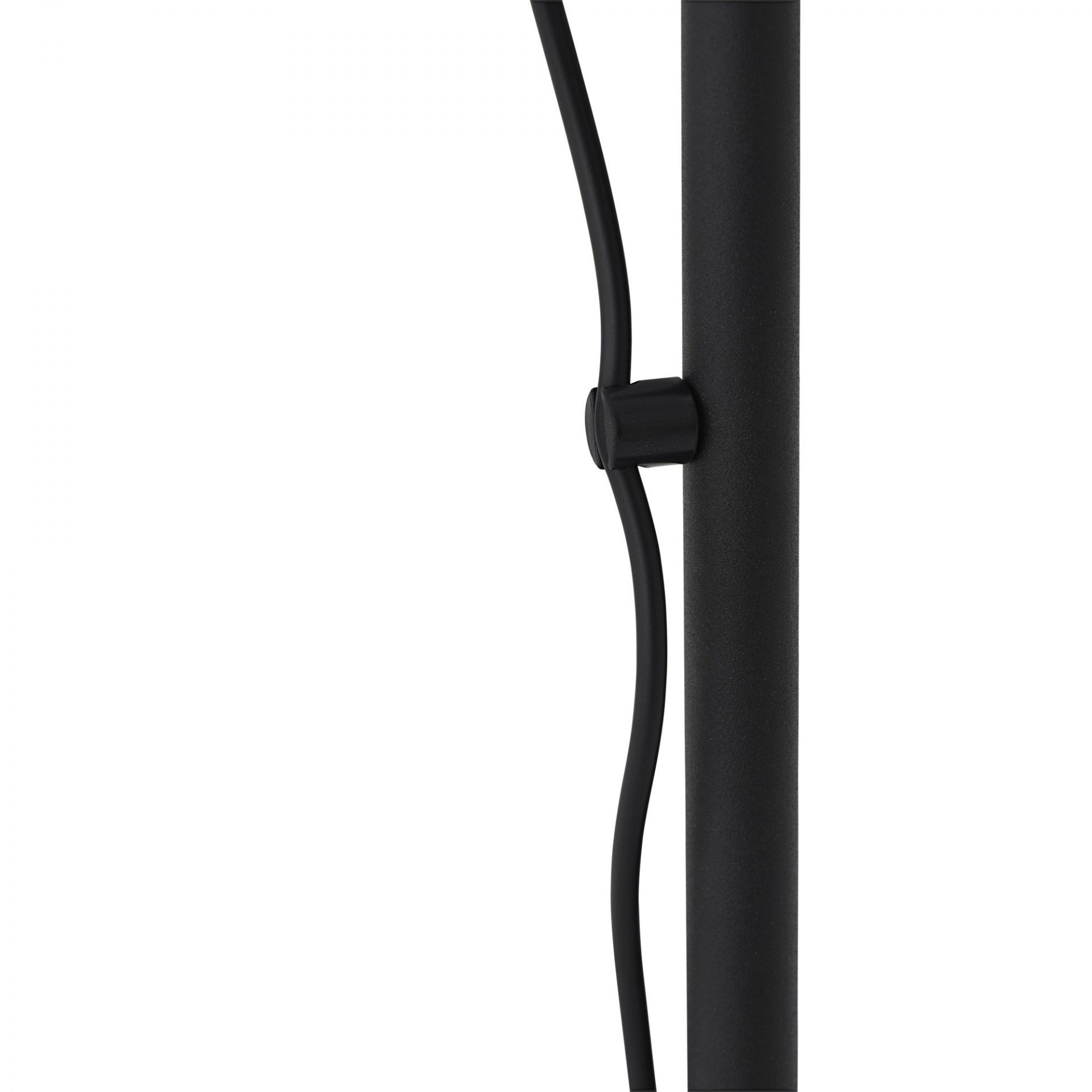 Detailaufnahme der schwarzen Muuto Post Floor Lamp Stehleuchte mit Kabelbefestigung.