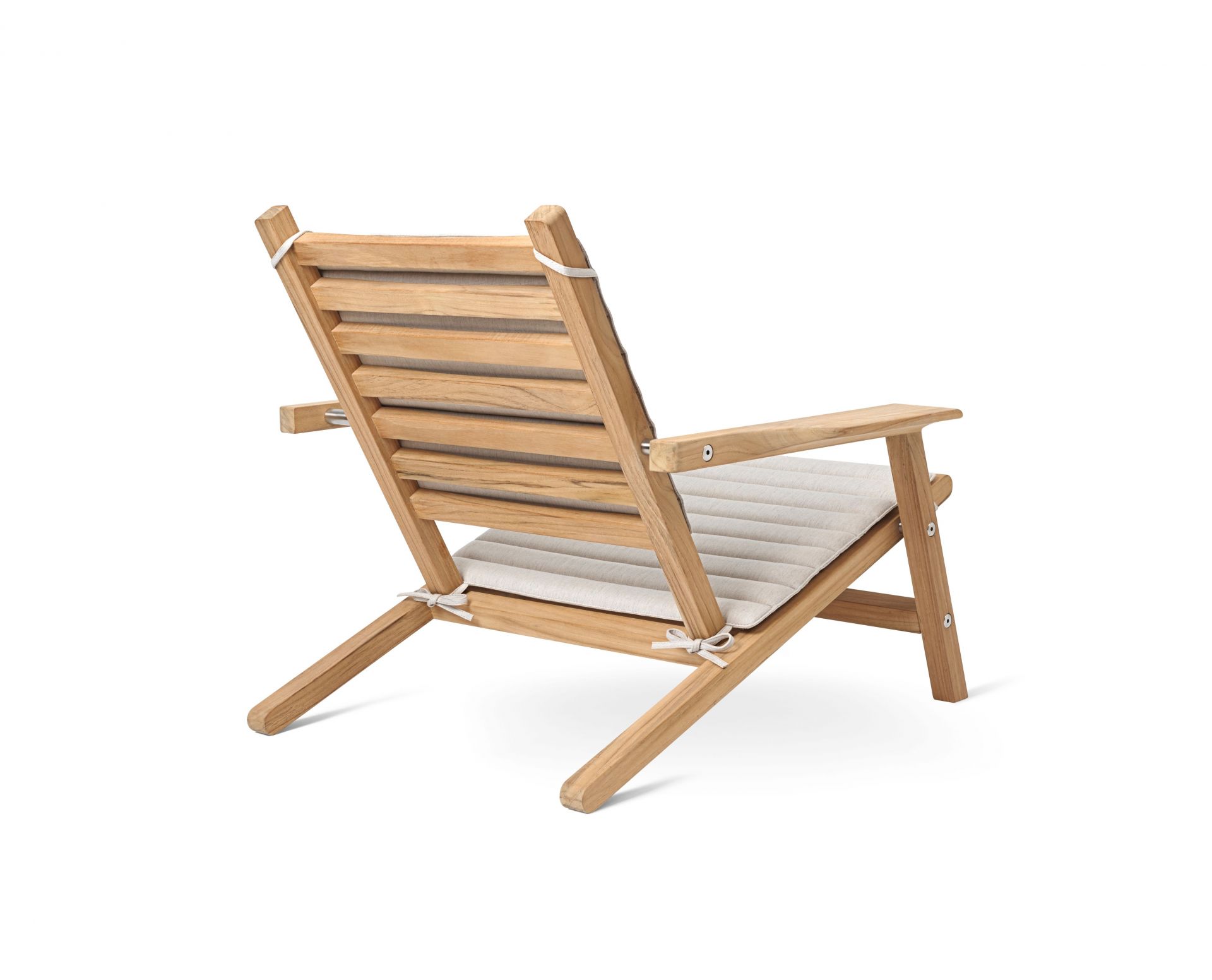 Rückansicht des Carl Hansen & Søn AH603 Outdoor Stuhls mit beigem Sitzkissen.