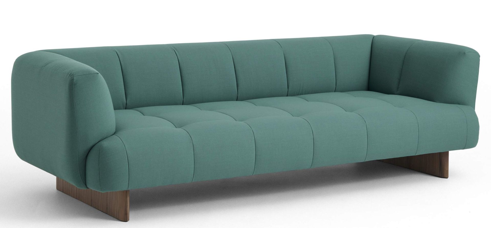 Quilton Lift Sofa von Hay, 3-Sitzer in Türkis mit Knopfheftung und Holzfüßen, modernes Wohnzimmer Sofa.