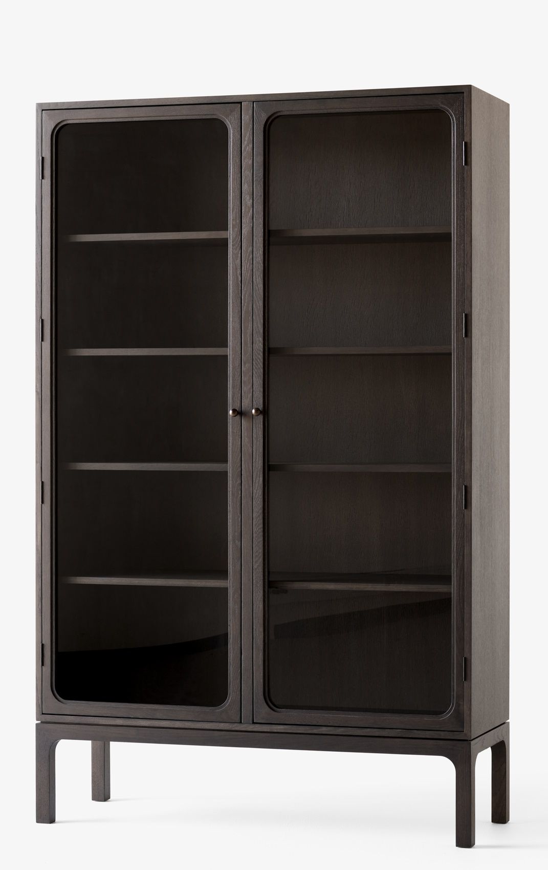 AndTradition Trace Vitrine SC88 aus dunklem Holz mit Glasfront und filigranen Regalböden.