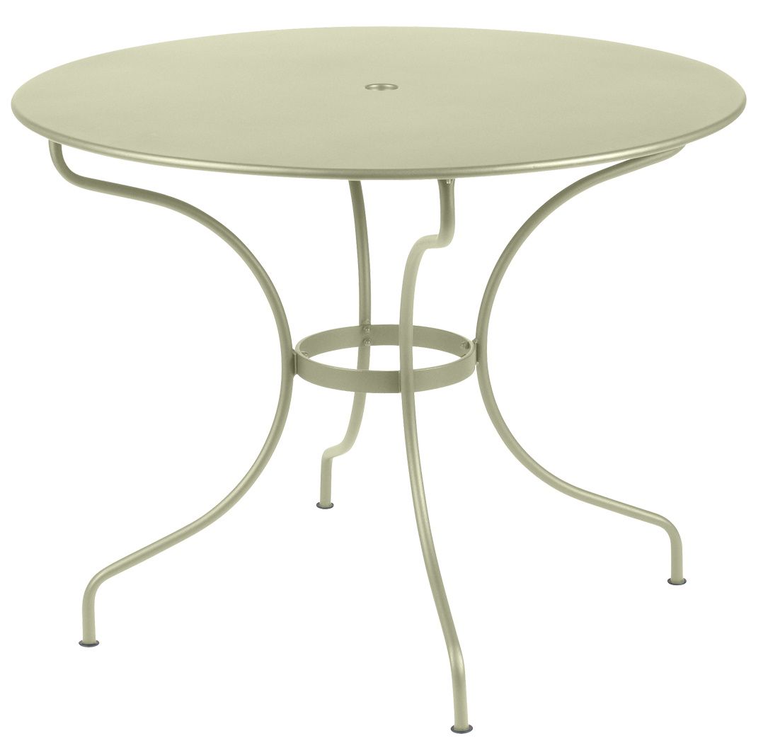 Runder, hellgrüner Opéra+ Gartentisch von Fermob, ideal für den Außenbereich, mit filigranem Metallgestell.