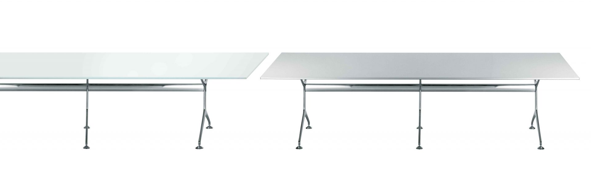 Frametable Tisch Alias: Zwei moderne Tische mit rechteckigen Tischplatten in Weiß und Silber.