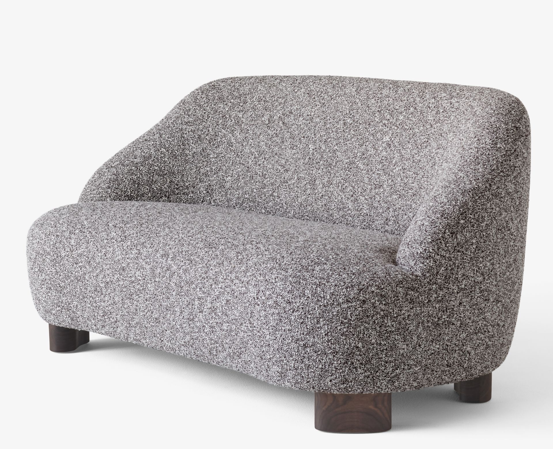 Margas LC3 Sofa von AndTradition, modernes 2-Sitzer Sofa mit braun-weiß meliertem Stoffbezug und dunklen Holzfüßen.