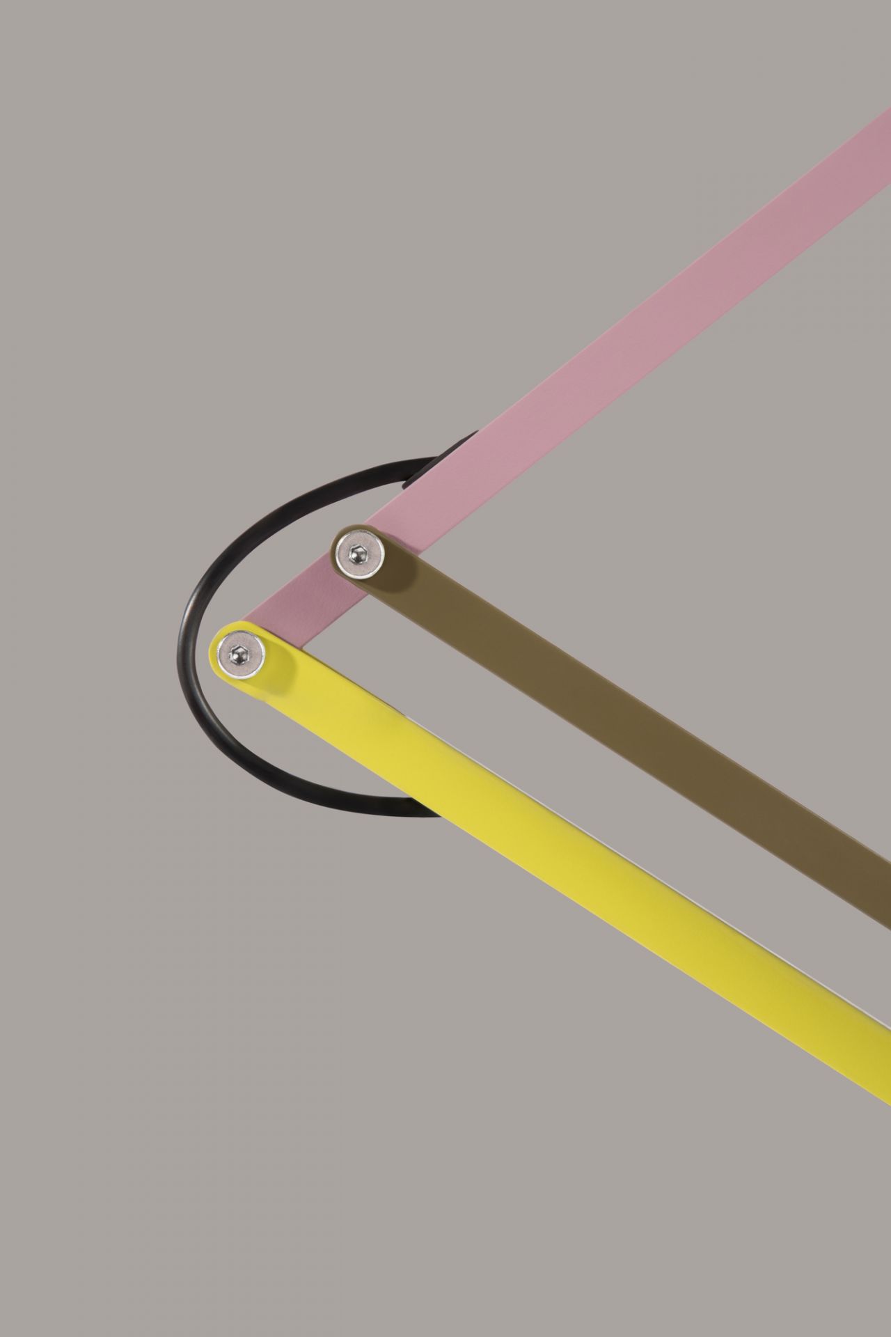 Detailaufnahme der Anglepoise Type 75 Mini Paul Smith Edition Tischleuchte, mehrfarbig, mit schwarzem Kabel.