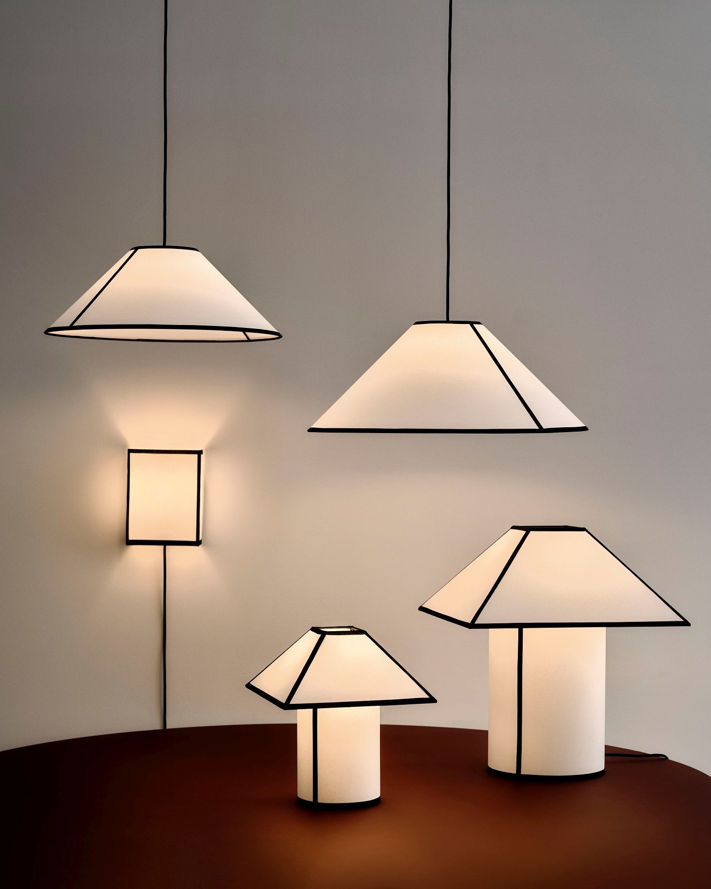 Nahaufnahme von mehreren modernen Hay Lampen, darunter die Ava Cone Pendelleuchte und Tischleuchten.