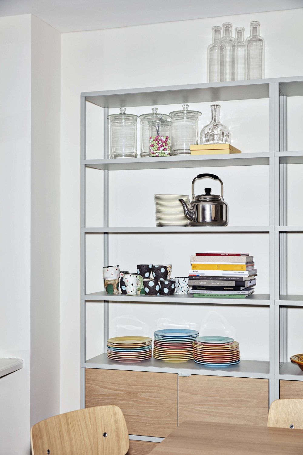 Hay New Order Sideboard Wandkombination 502 mit Geschirr, Gläsern und Deko-Objekten im modernen Wohnraum.