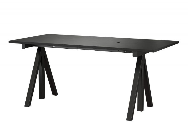 Schwarzer Works Schreibtisch von String Furniture mit höhenverstellbarem, fixem Gestell für modernes Büro oder Homeoffice.