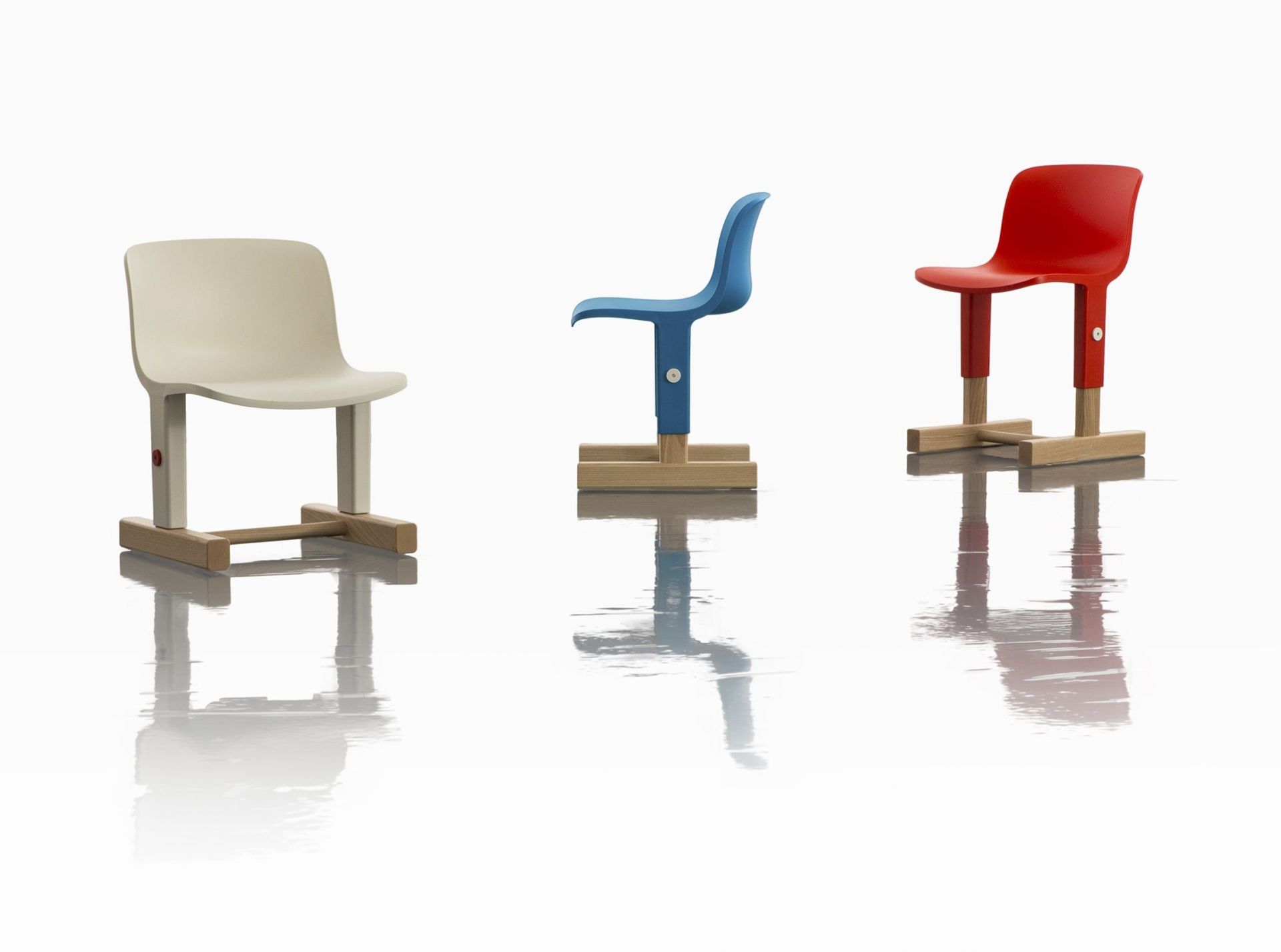 Little Big Chair Kinderstuhl von Magis, höhenverstellbar, in Beige, Blau und Rot auf weißem Hintergrund.