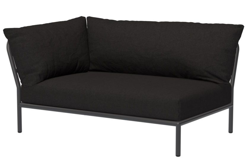 Schwarzes Level 2 Outdoor Sofa Ecke links von Houe mit dunklen Kissen und minimalistischem Design.