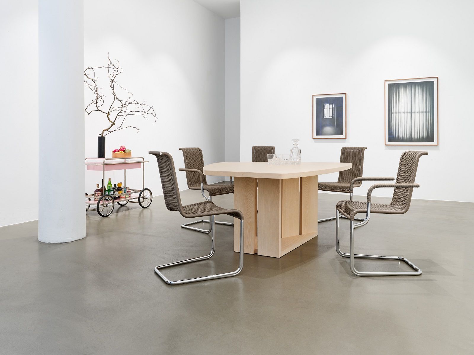 Esszimmer mit Tecta Kragstühlen und Holztisch. Designklassiker für modernes Wohnen. Freischwinger Stuhl mit Armlehnen.