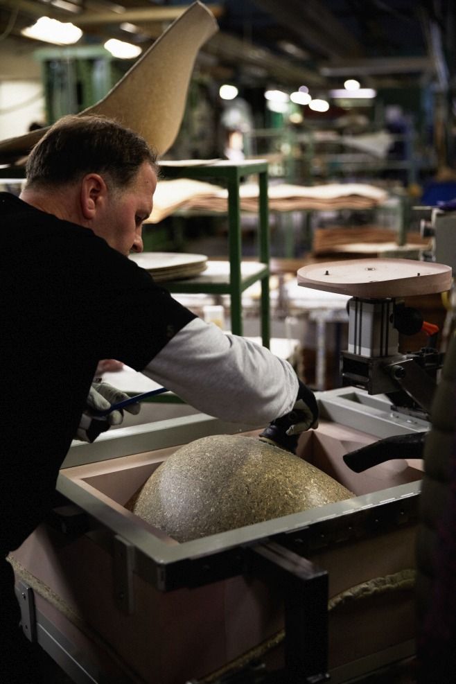 Fertigung des Mat Chair Wood Stuhls von Normann Copenhagen: Arbeiter bei der Holzverarbeitung in der Fabrik.