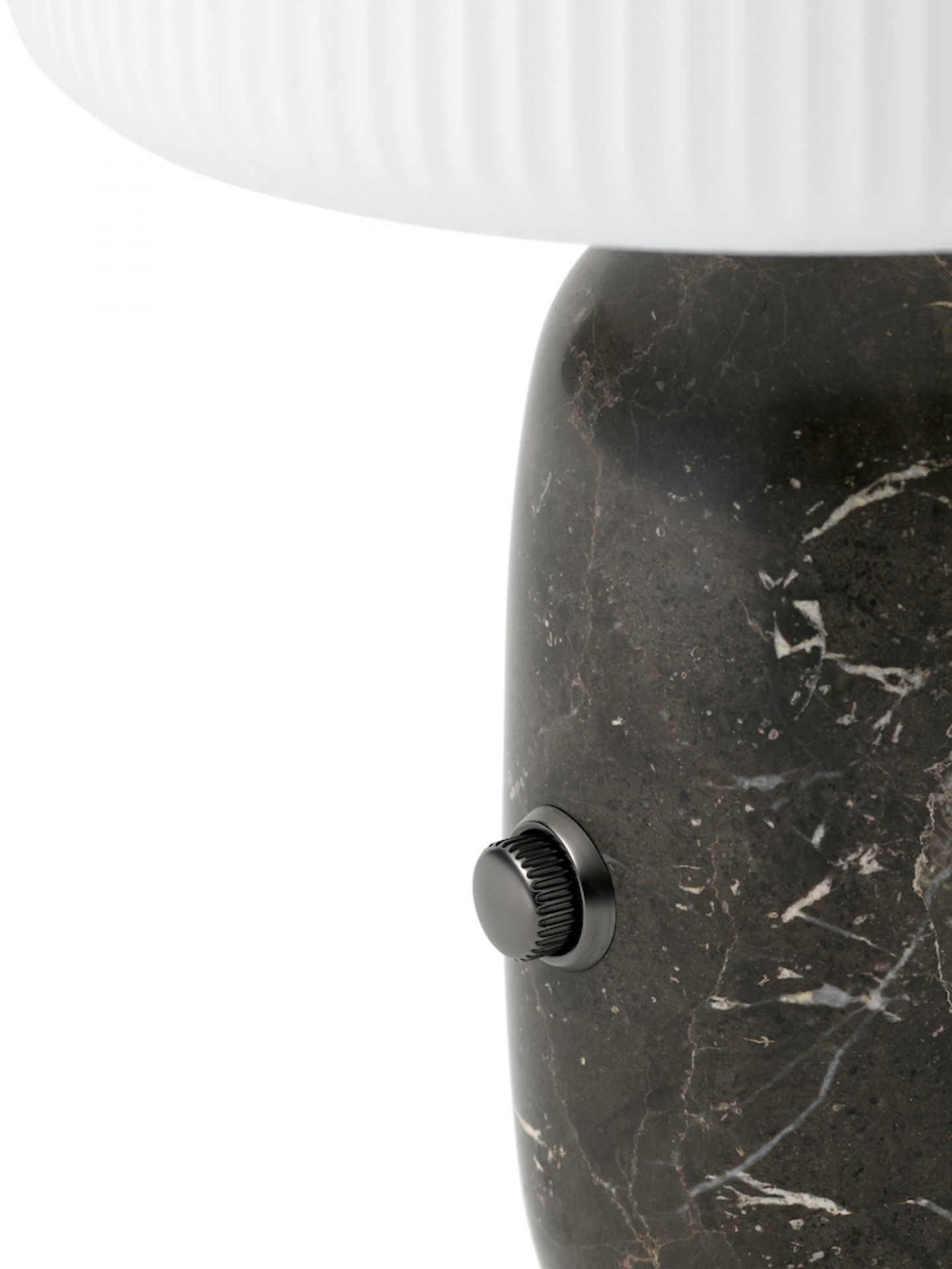 Detailaufnahme der Vipp Sculpture Tischlampe mit Marmorfuß und geripptem, weißem Lampenschirm, Fokus auf dem Dimmschalter.