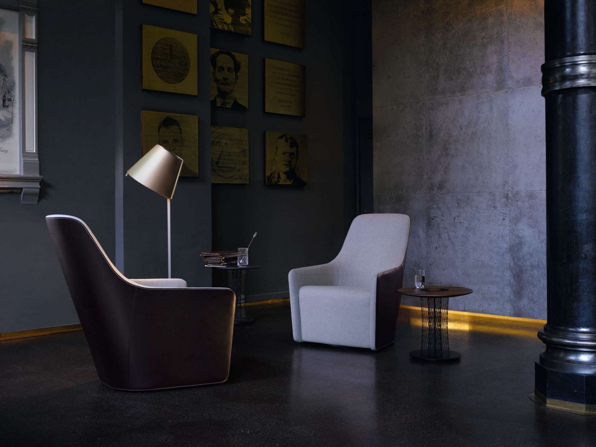 Zwei moderne Sessel, darunter ein 520 Foster Sessel von Walter Knoll, in stilvollem Ambiente.