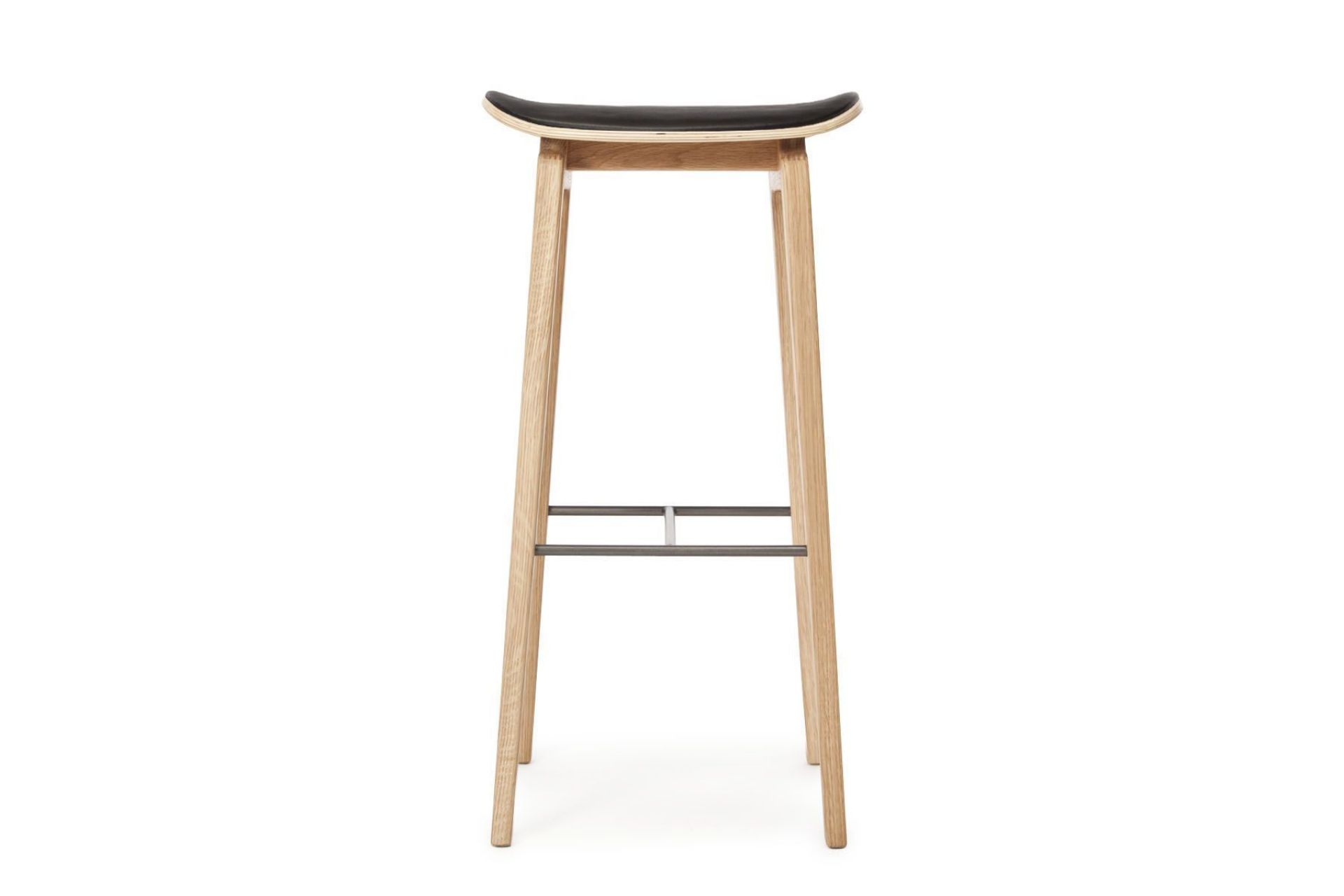 NY11 Barhocker von NORR11: Eiche natur mit schwarzem Lederpolster, 75 cm hoch.