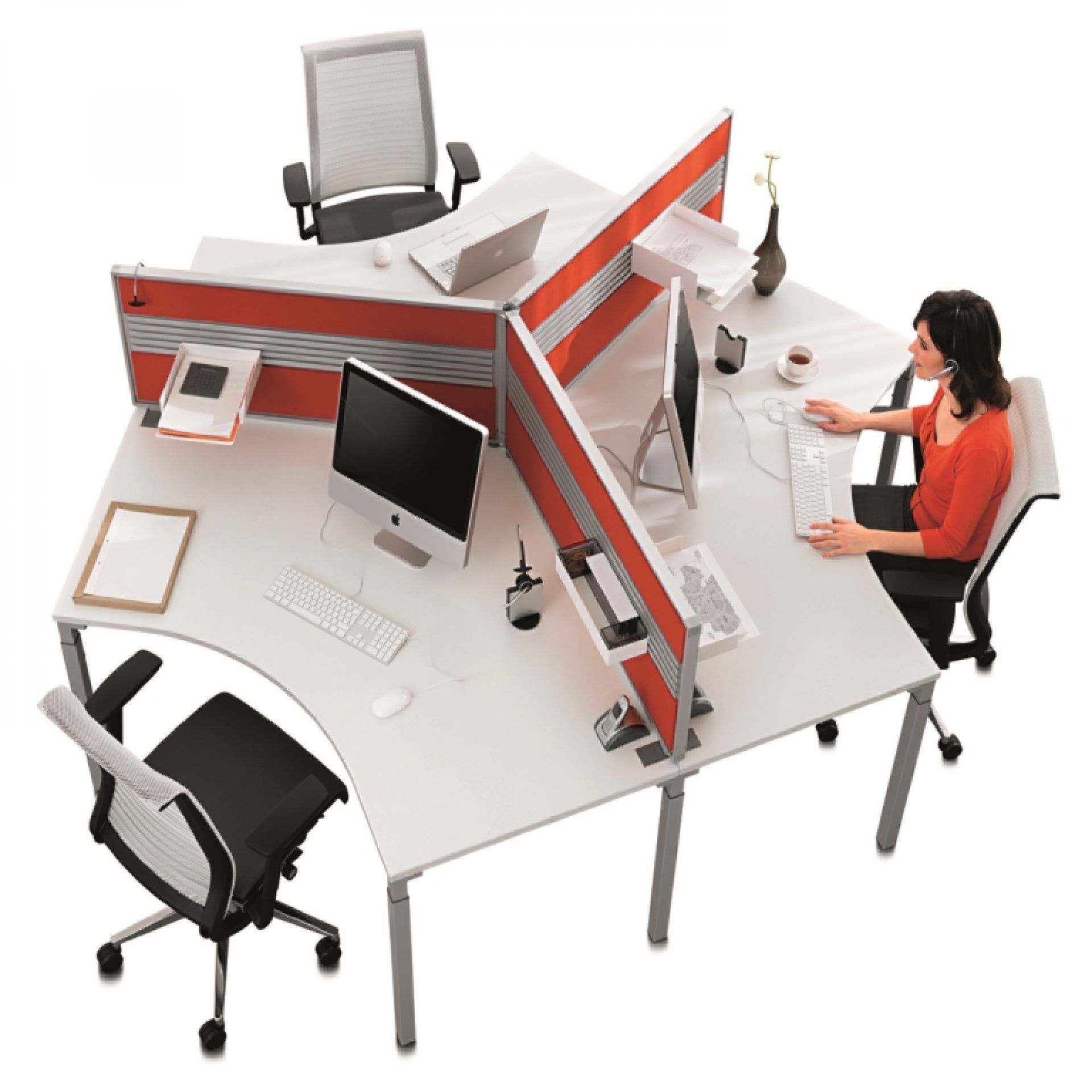 Kalidro Schreibtisch von Steelcase, höhenverstellbar, mit Büromöbeln und Person im Büro. Ergonomischer Arbeitsplatz.