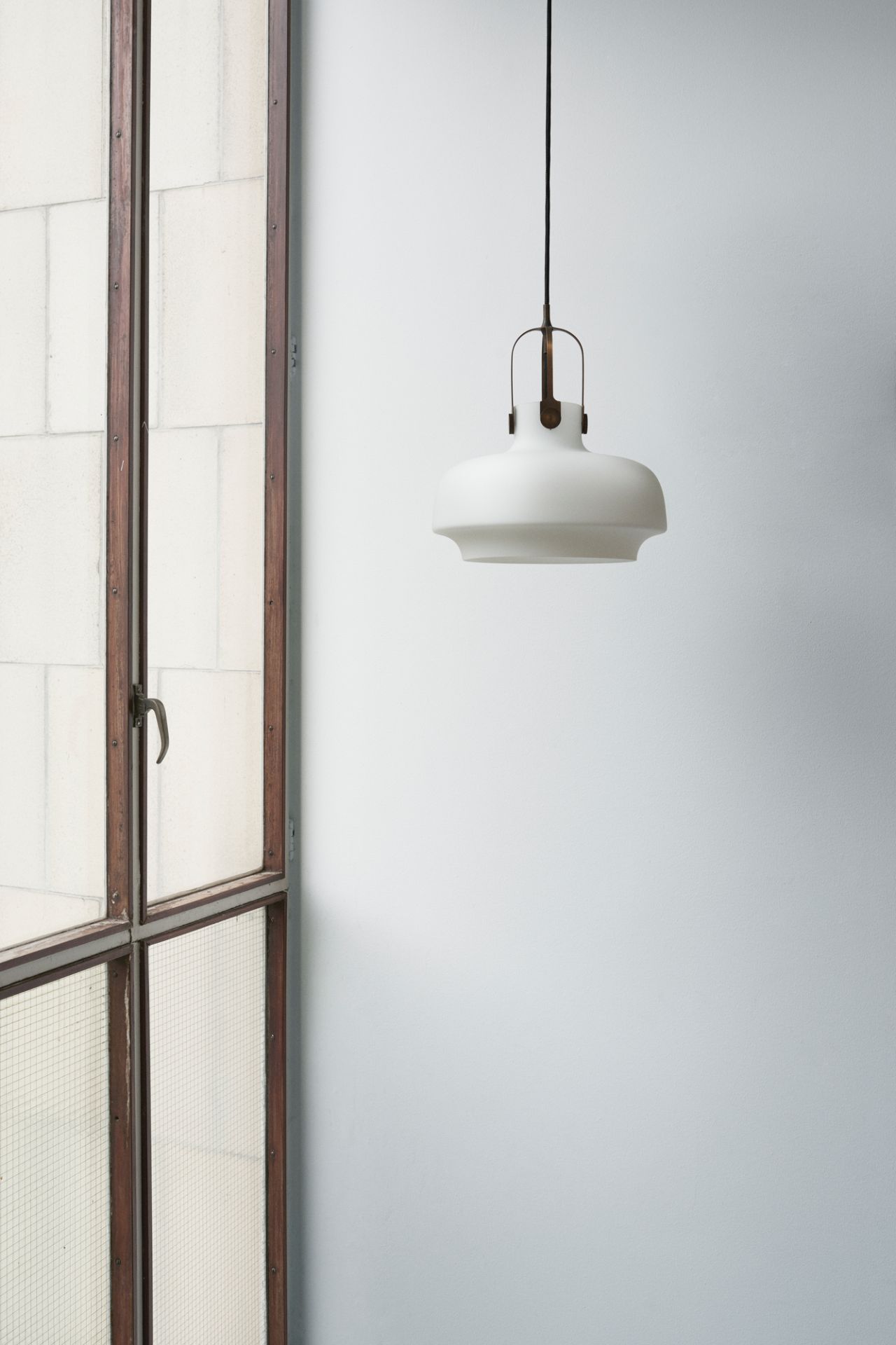 Nahaufnahme der AndTradition Copenhagen SC6 Pendelleuchte, eine moderne, weiße Hängelampe im minimalistischen Design.